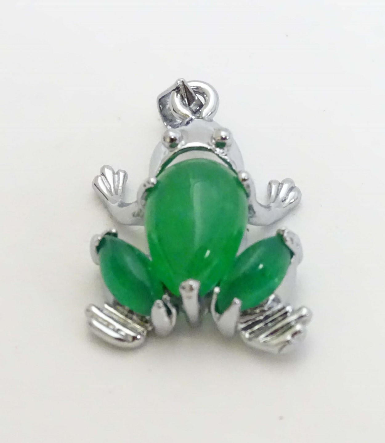A white metal pendant formed as a frog set with green jade like cabochon 1" long - Image 5 of 6