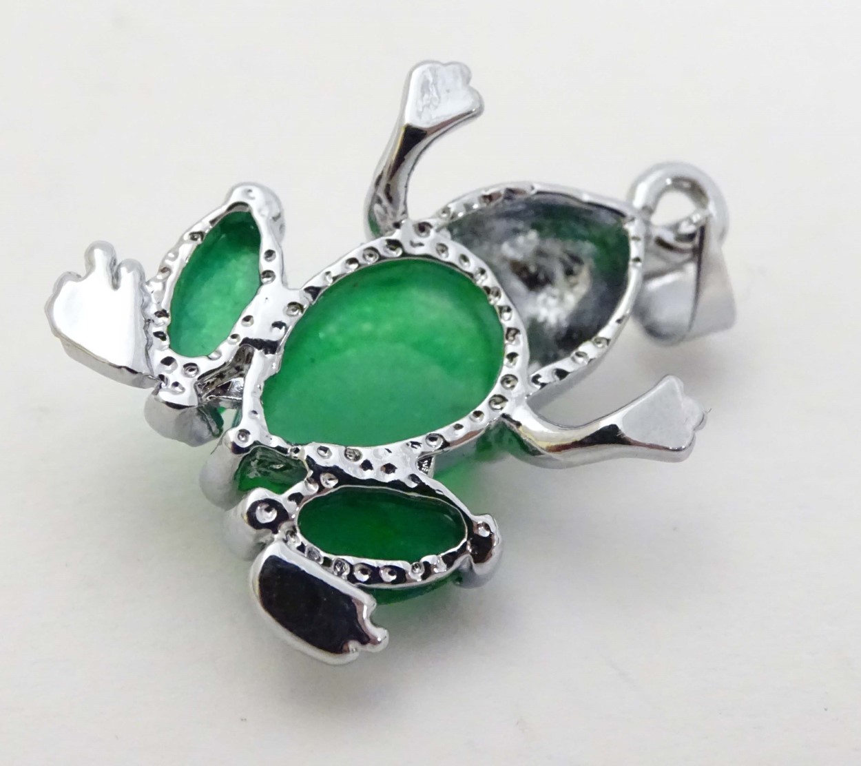 A white metal pendant formed as a frog set with green jade like cabochon 1" long - Image 2 of 6