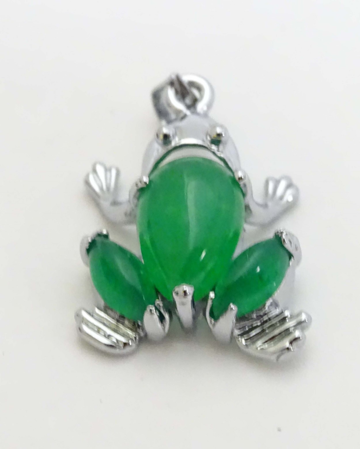 A white metal pendant formed as a frog set with green jade like cabochon 1" long - Image 4 of 6