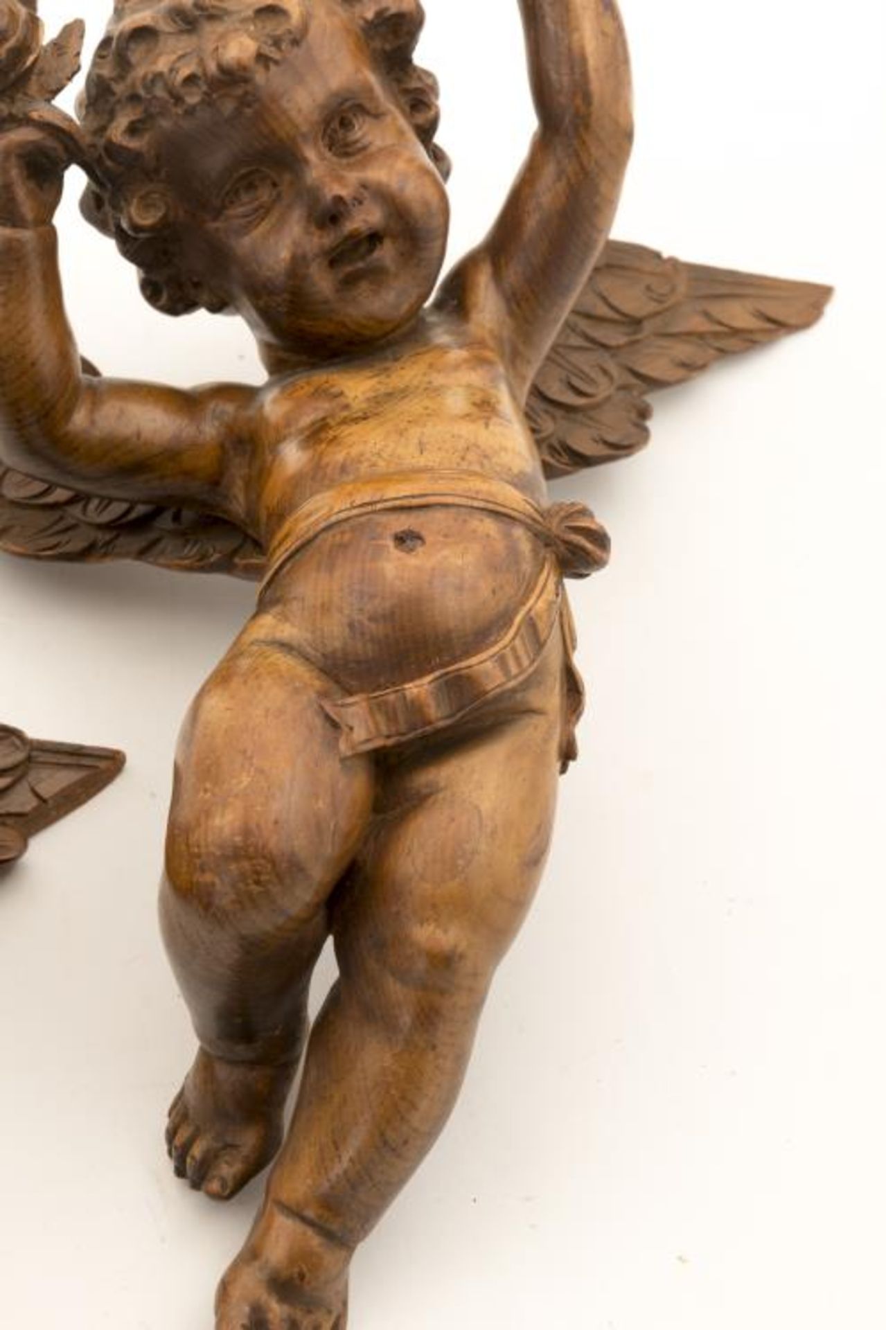 Paire d'angelots en buis. H. 38 cm. - - Sculptures Skulpturen - - Bild 4 aus 8