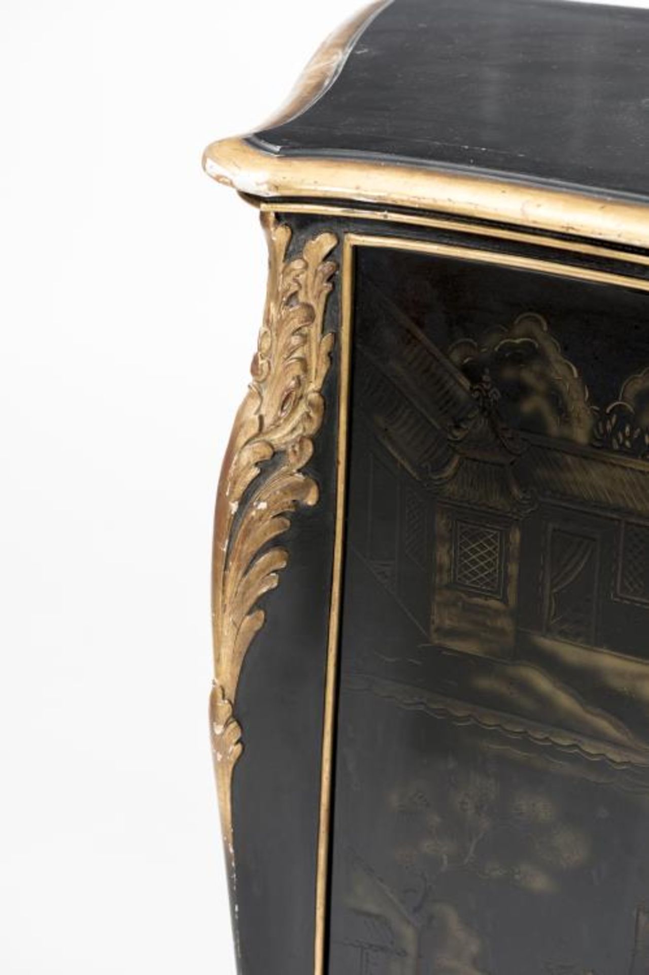 Meuble d'appui à deux portes de style Louis XV en bois laqué noir et or à décor [...] - Bild 3 aus 5