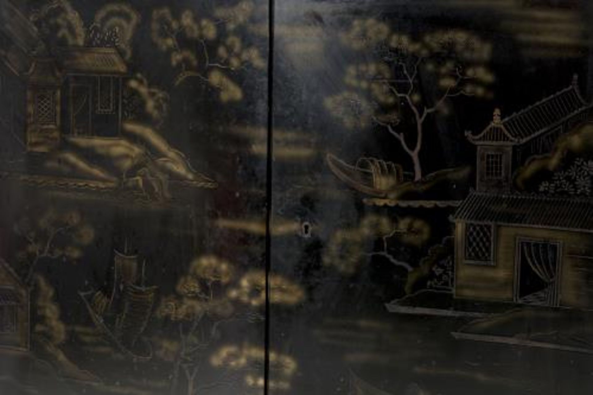 Meuble d'appui à deux portes de style Louis XV en bois laqué noir et or à décor [...] - Bild 2 aus 5