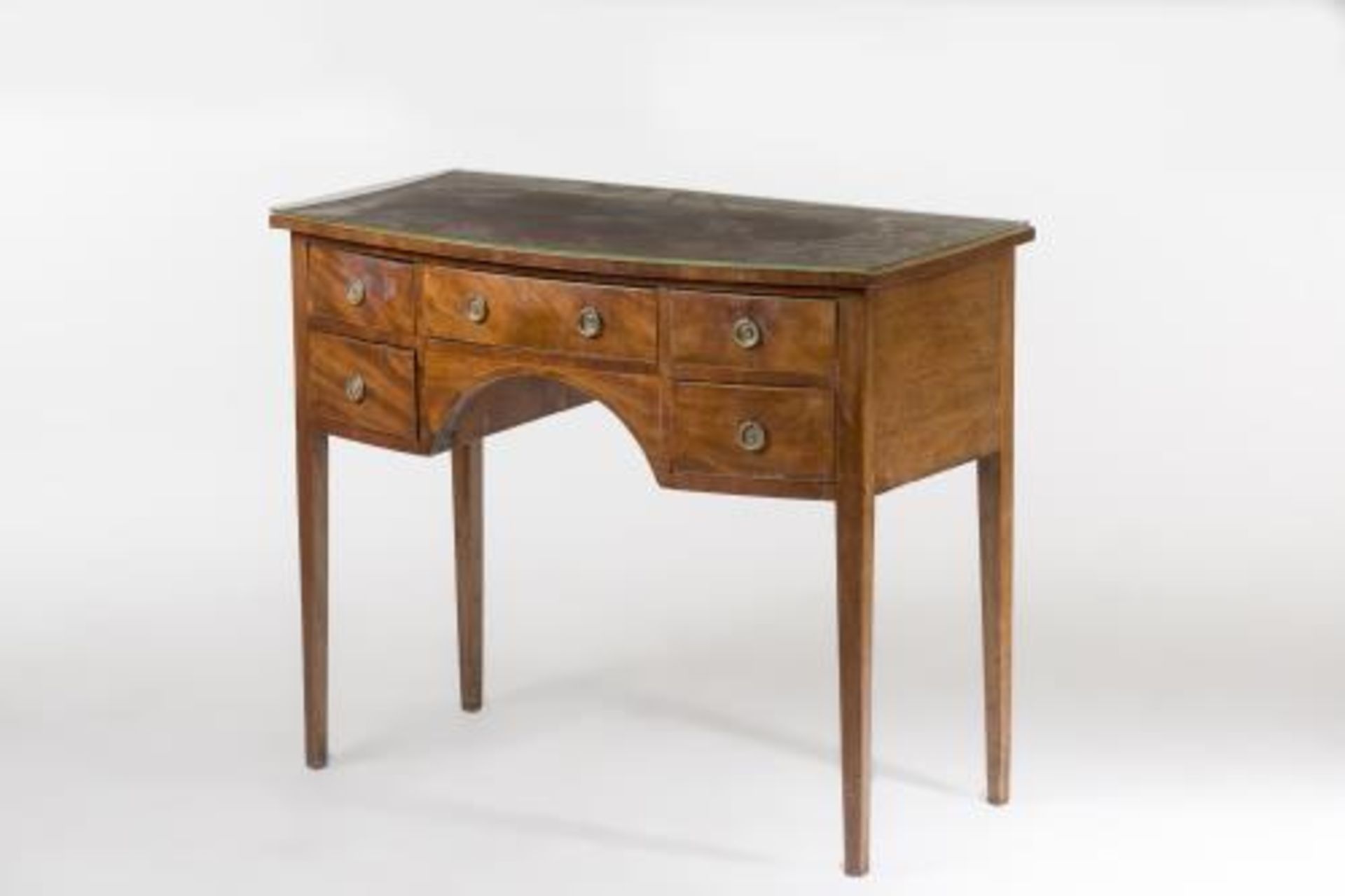 Table de dressoir bombée avec cinq tiroirs et quatre pieds fuseaux. H. 82x98x48 [...]