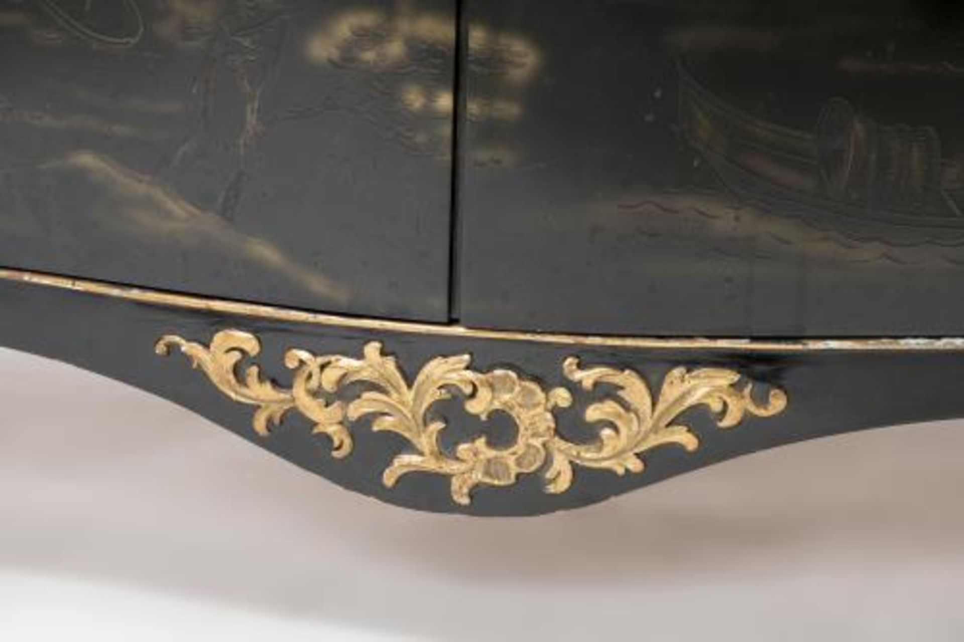 Meuble d'appui à deux portes de style Louis XV en bois laqué noir et or à décor [...] - Bild 4 aus 5