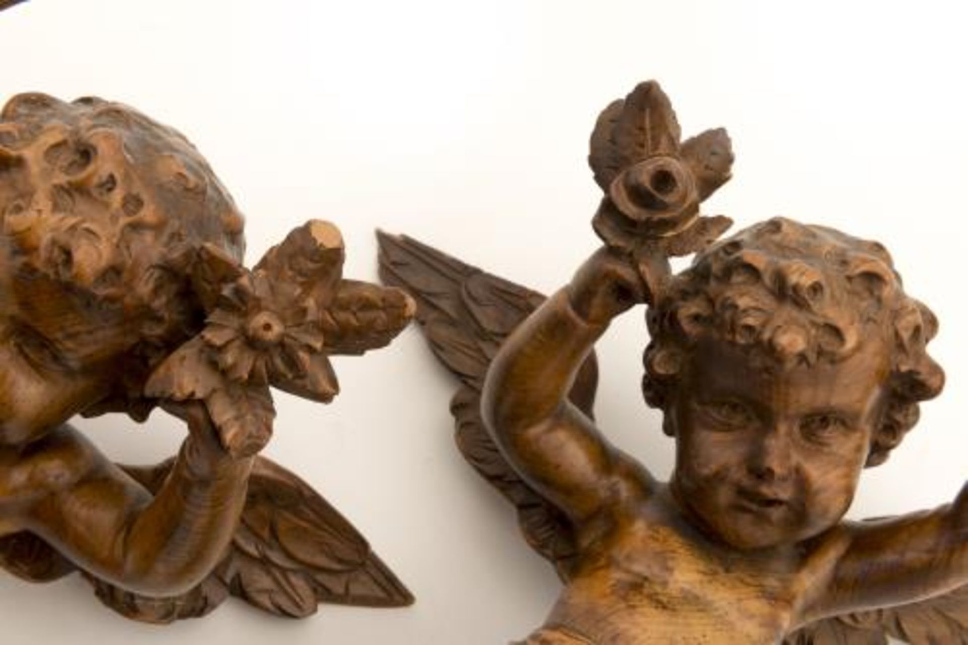 Paire d'angelots en buis. H. 38 cm. - - Sculptures Skulpturen - - Bild 6 aus 8