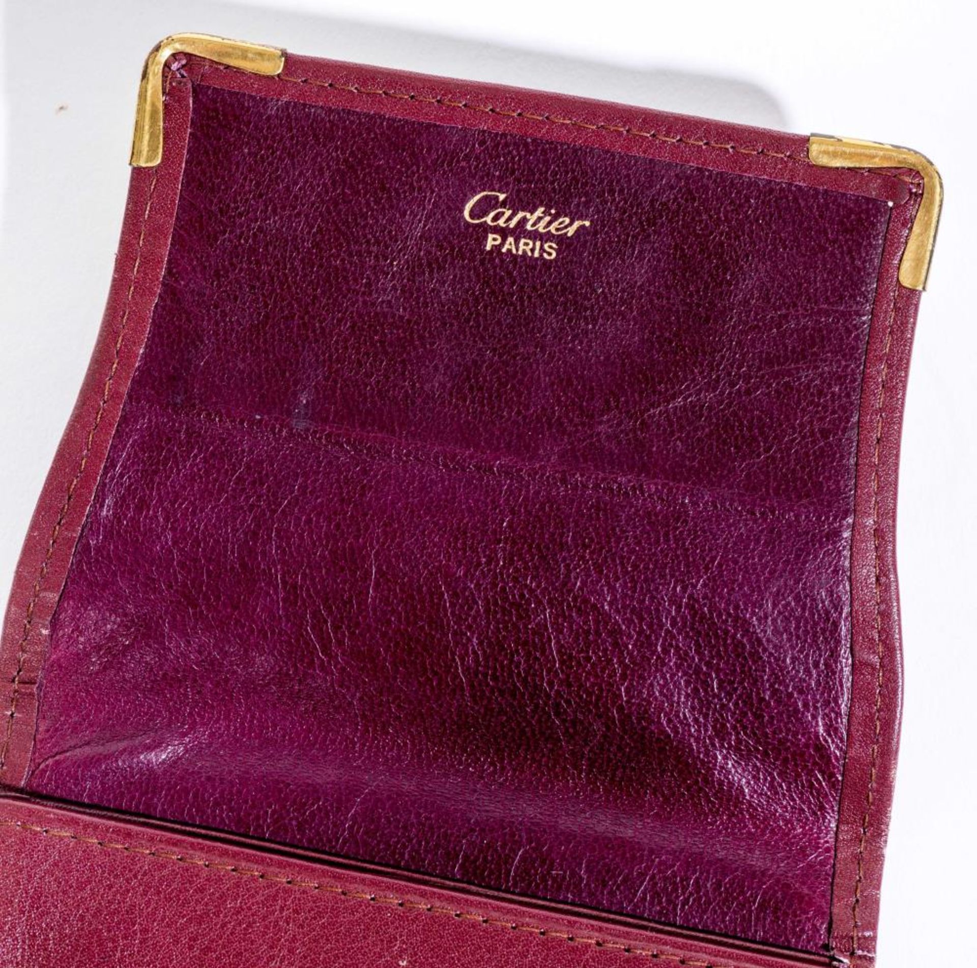 Cartier, portefeuille en cuir de veau bordeaux pouvant contenir 4 cartes. Avec sa [...] - Bild 3 aus 4