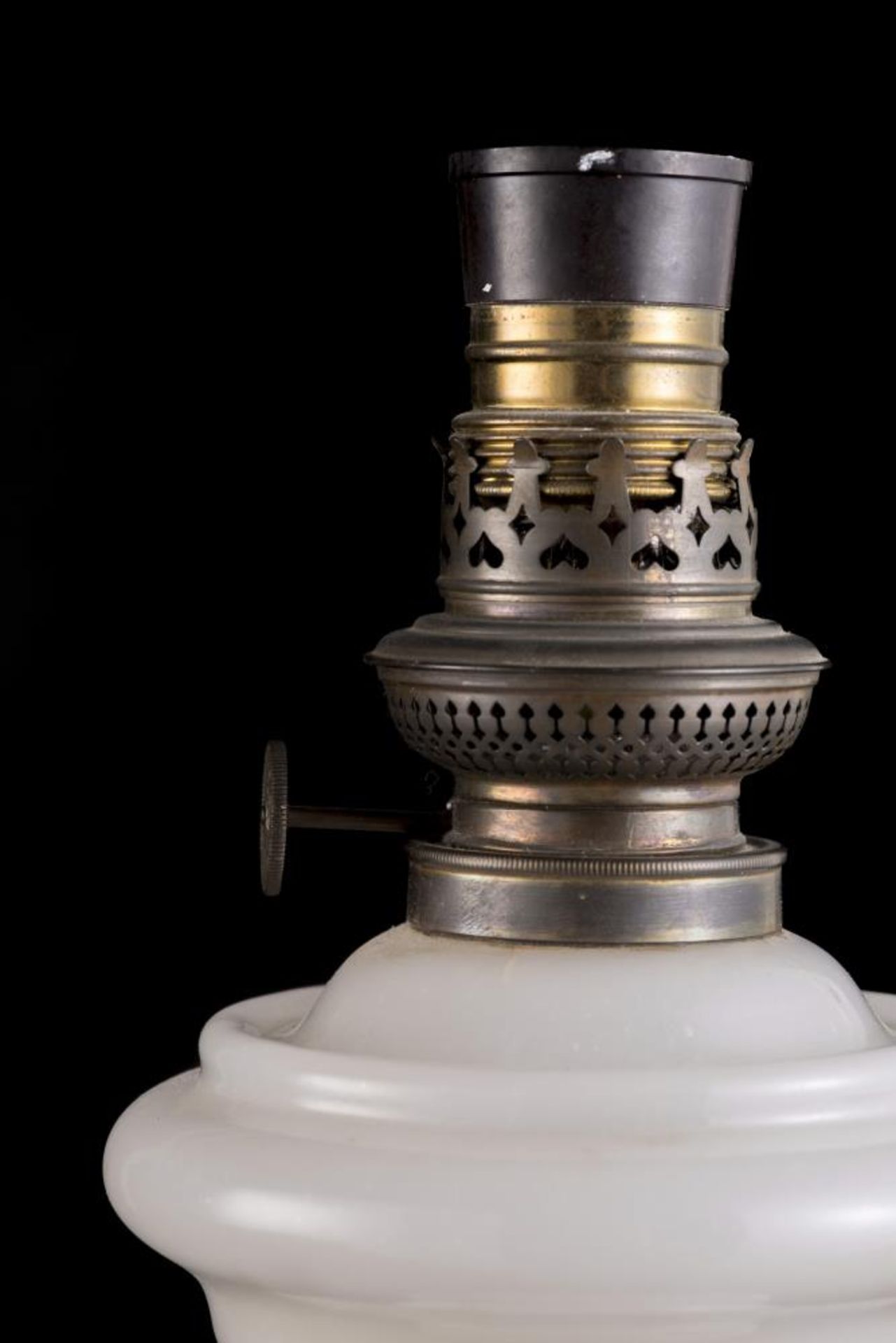 Lampe de table avec pied en opaline blanche d'une ancienne lampe à pétrole. H. 31 & [...] - Bild 2 aus 3