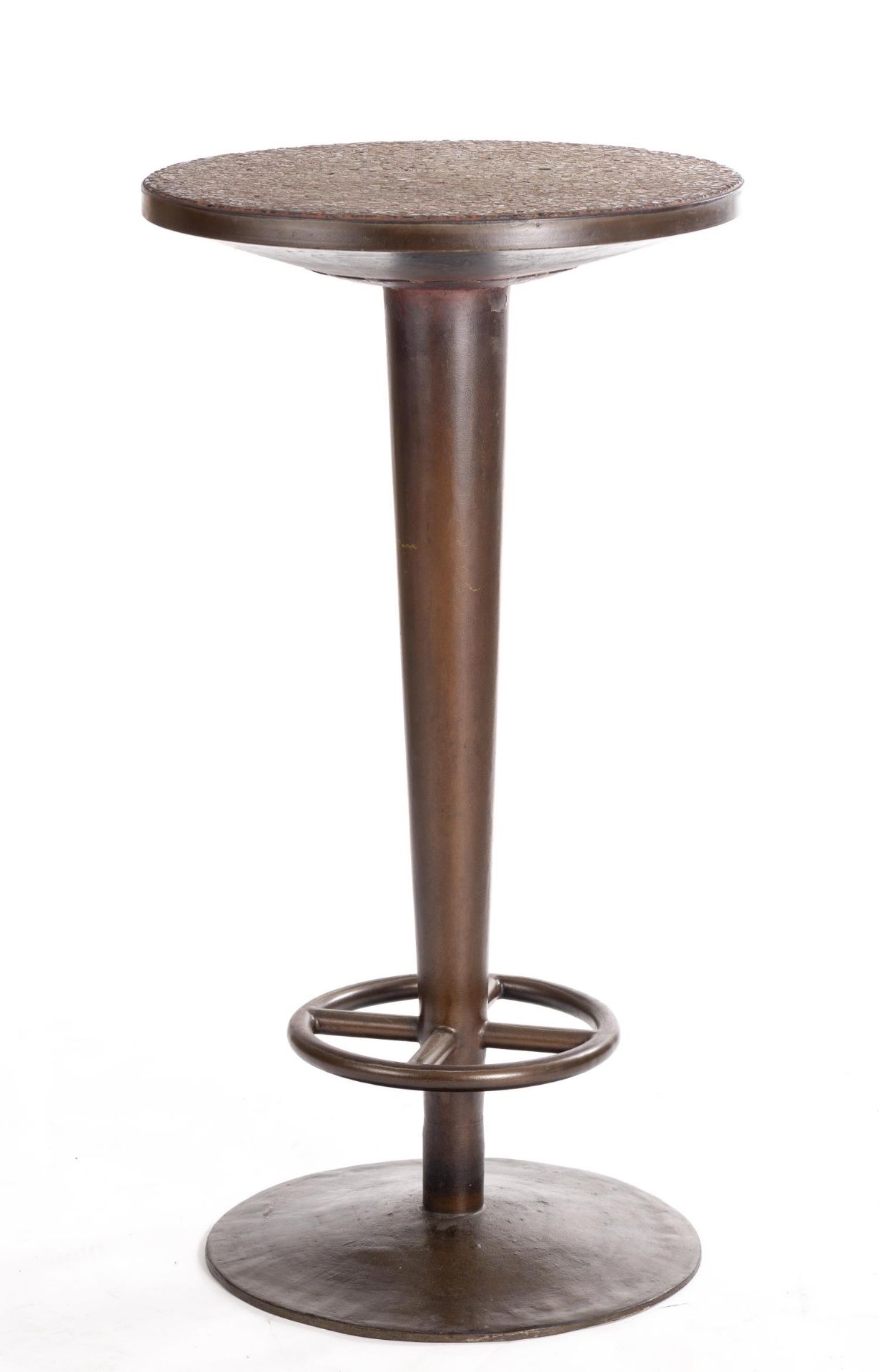 Table de bar en fer forgé et plateau en bris de bois et mastic brique. H. 113 & D. [...]