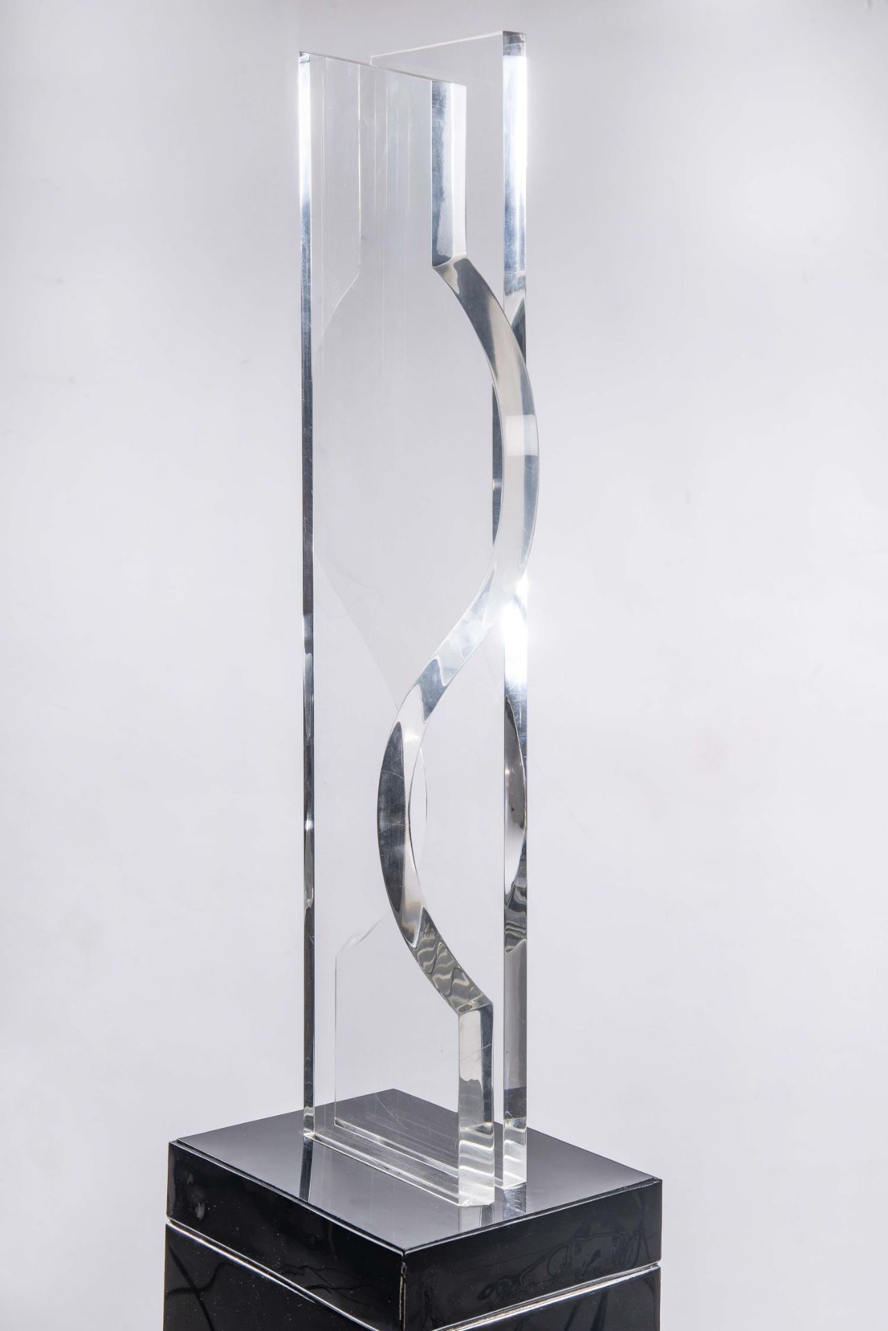 Marilia Kranz (RJ, 1937), sculpture lumineuse en plexiglas transparent et socle noir. [...] - Bild 6 aus 6