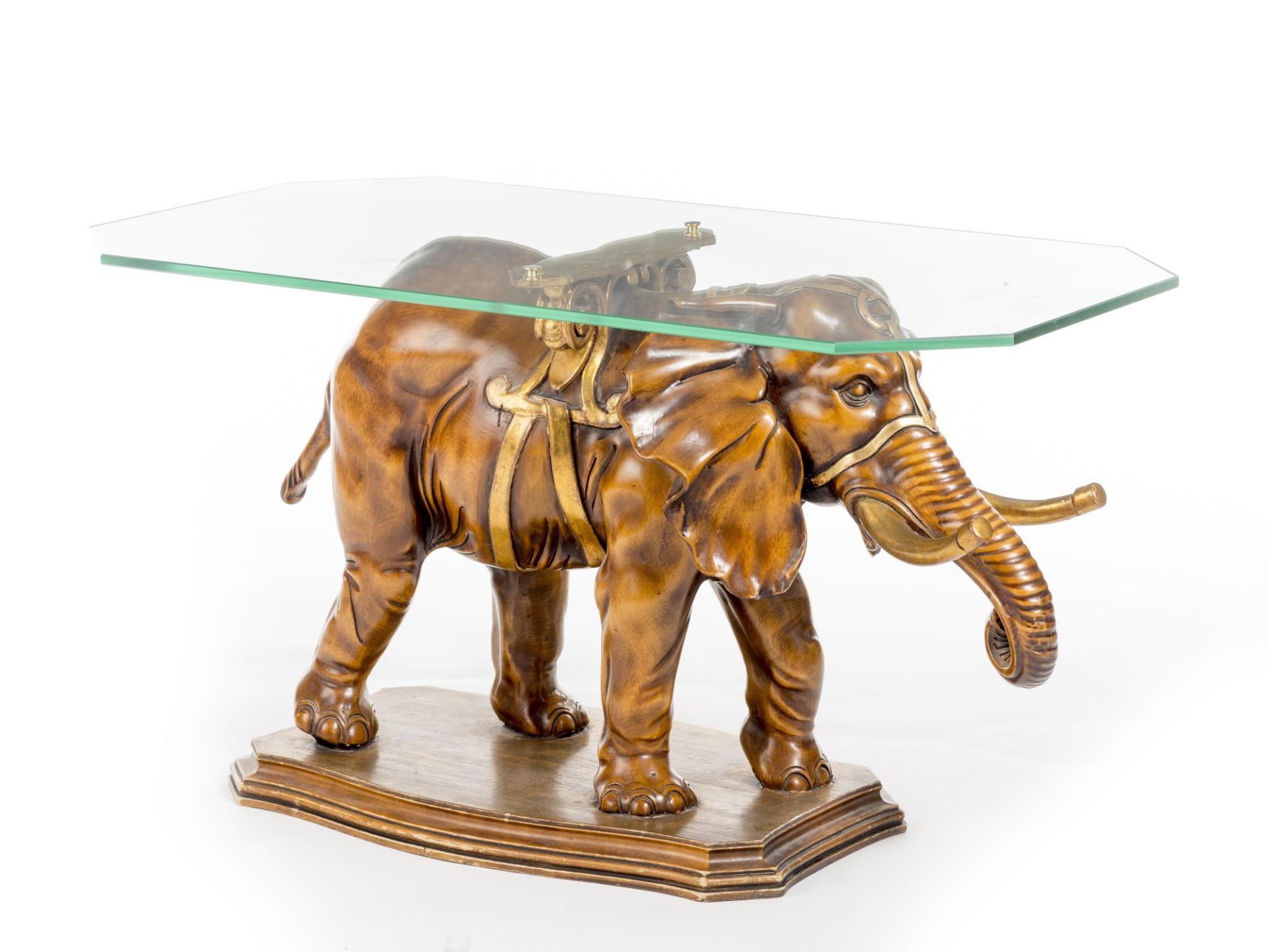Table basse en forme d'éléphant en bois doré à plateau en verre. H. 52x92x67 cm. [...]