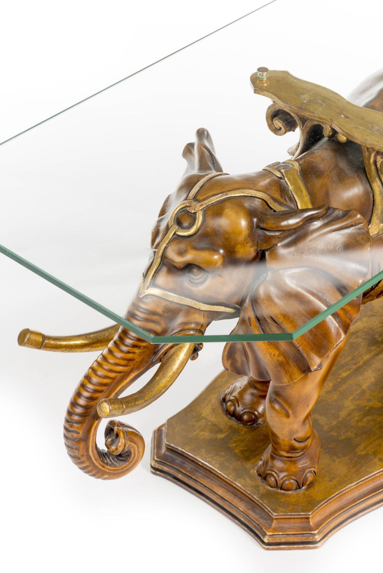 Table basse en forme d'éléphant en bois doré à plateau en verre. H. 52x92x67 cm. [...] - Bild 3 aus 3