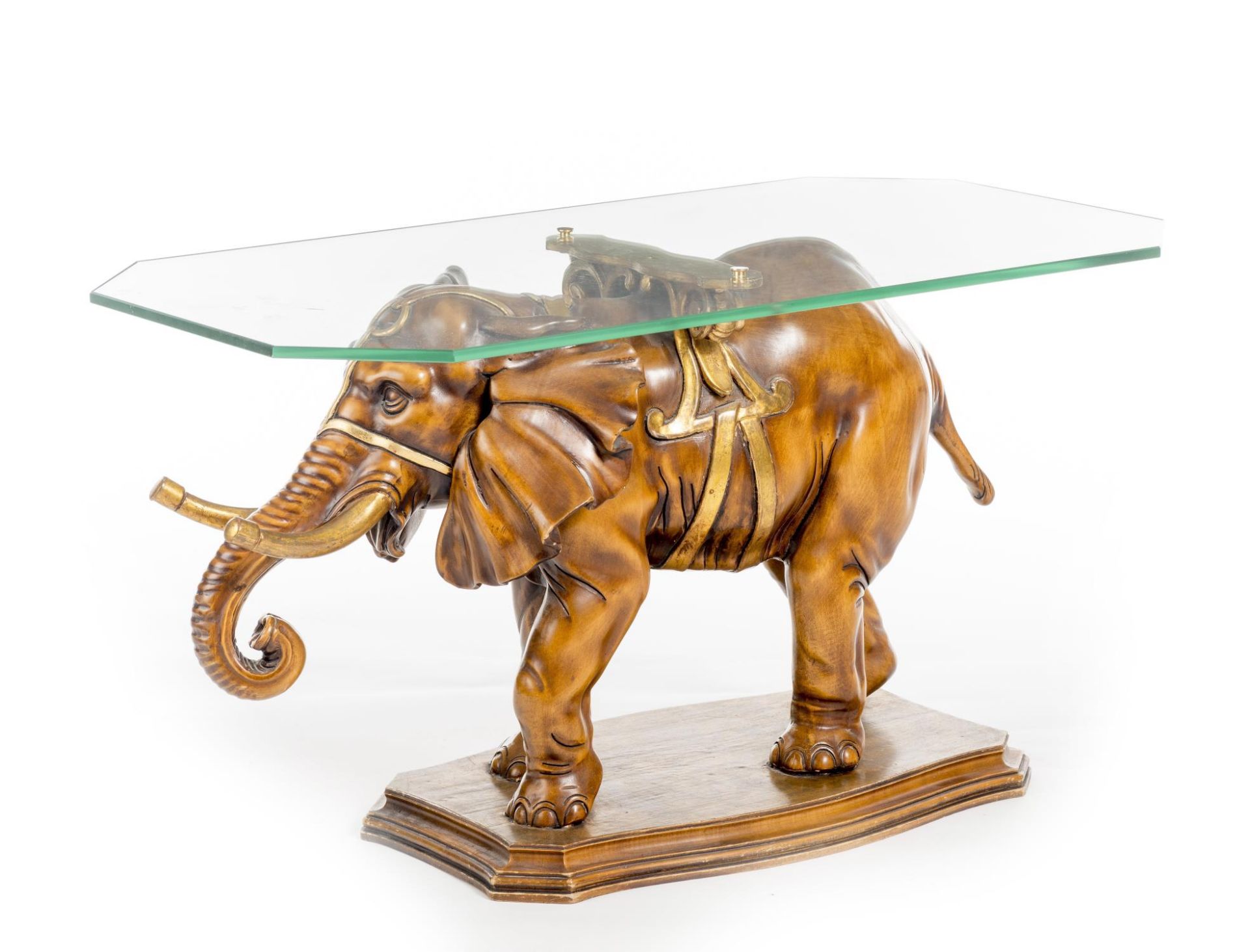 Table basse en forme d'éléphant en bois doré à plateau en verre. H. 52x92x67 cm. [...] - Bild 2 aus 3