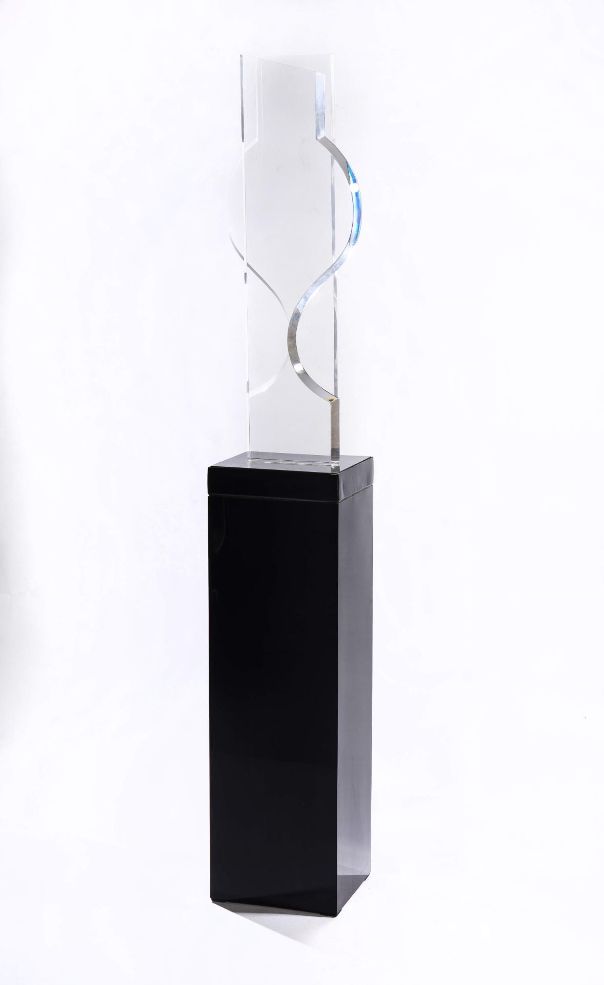 Marilia Kranz (RJ, 1937), sculpture lumineuse en plexiglas transparent et socle noir. [...] - Bild 2 aus 6