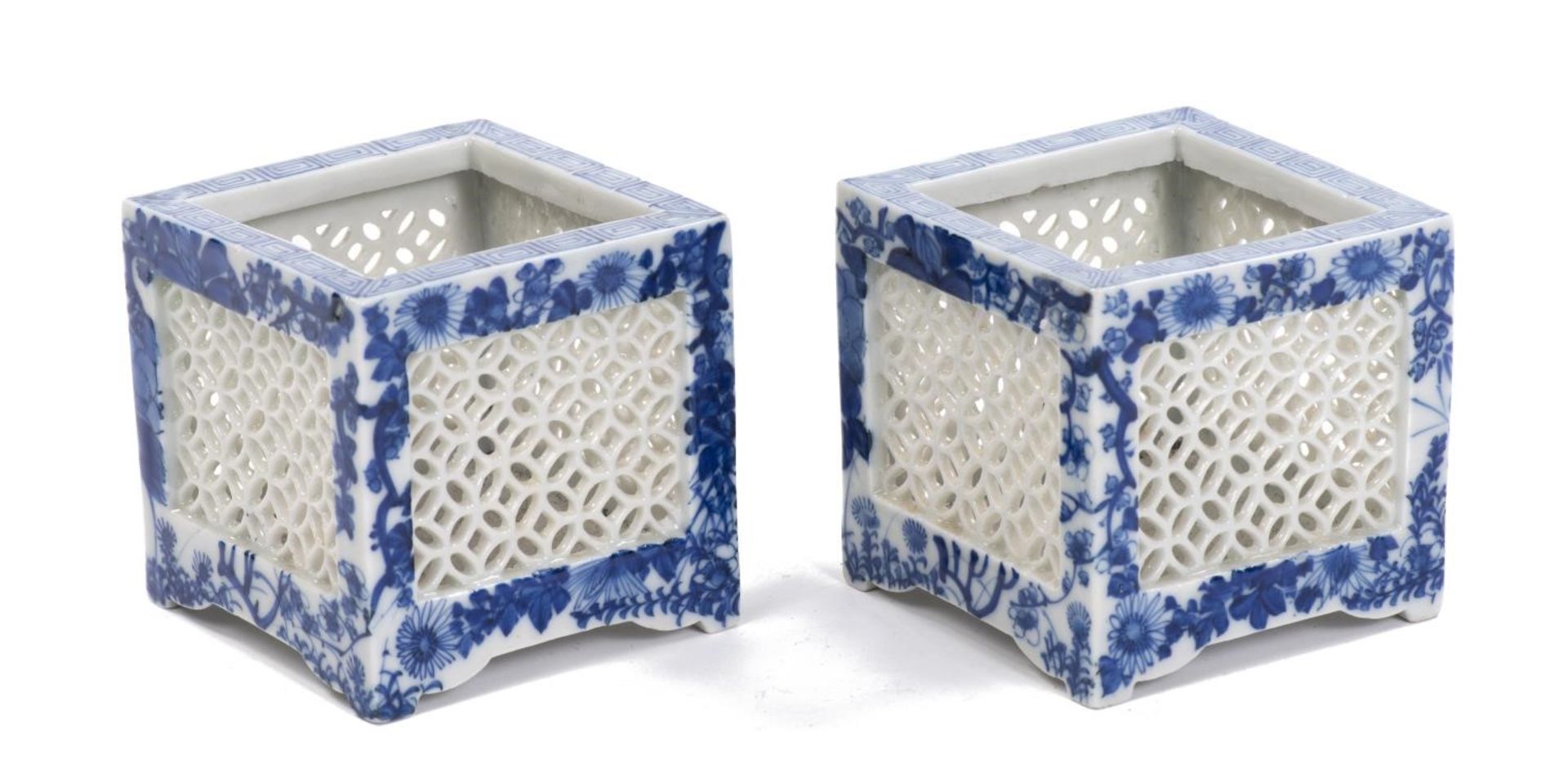 Paire de cache-pots quadrangulaires en porcelaine de Chine ajourée, à décor en [...]