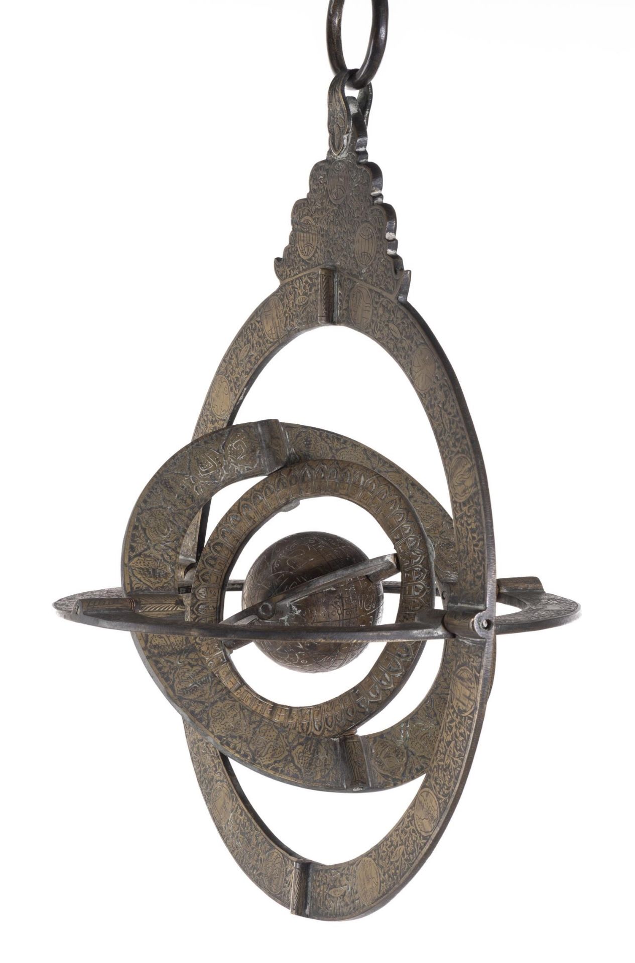 Sphère armillaire à 5 anneaux et une boule du Moyen-Orient en bronze H. 47 cm Dia. [...]