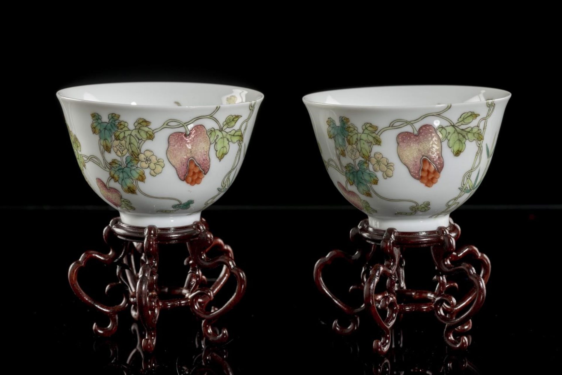 Paire de bols en porcelaine de Chine à décor en famille rose de fleurs, fruits, [...]