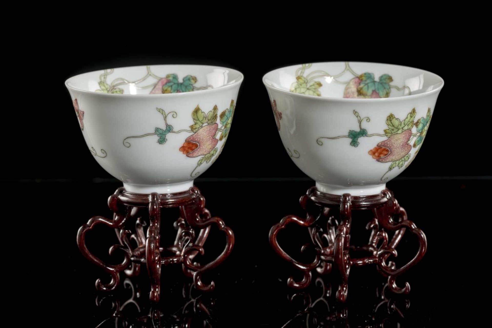 Paire de bols en porcelaine de Chine à décor en famille rose de fleurs, fruits, [...] - Bild 3 aus 8