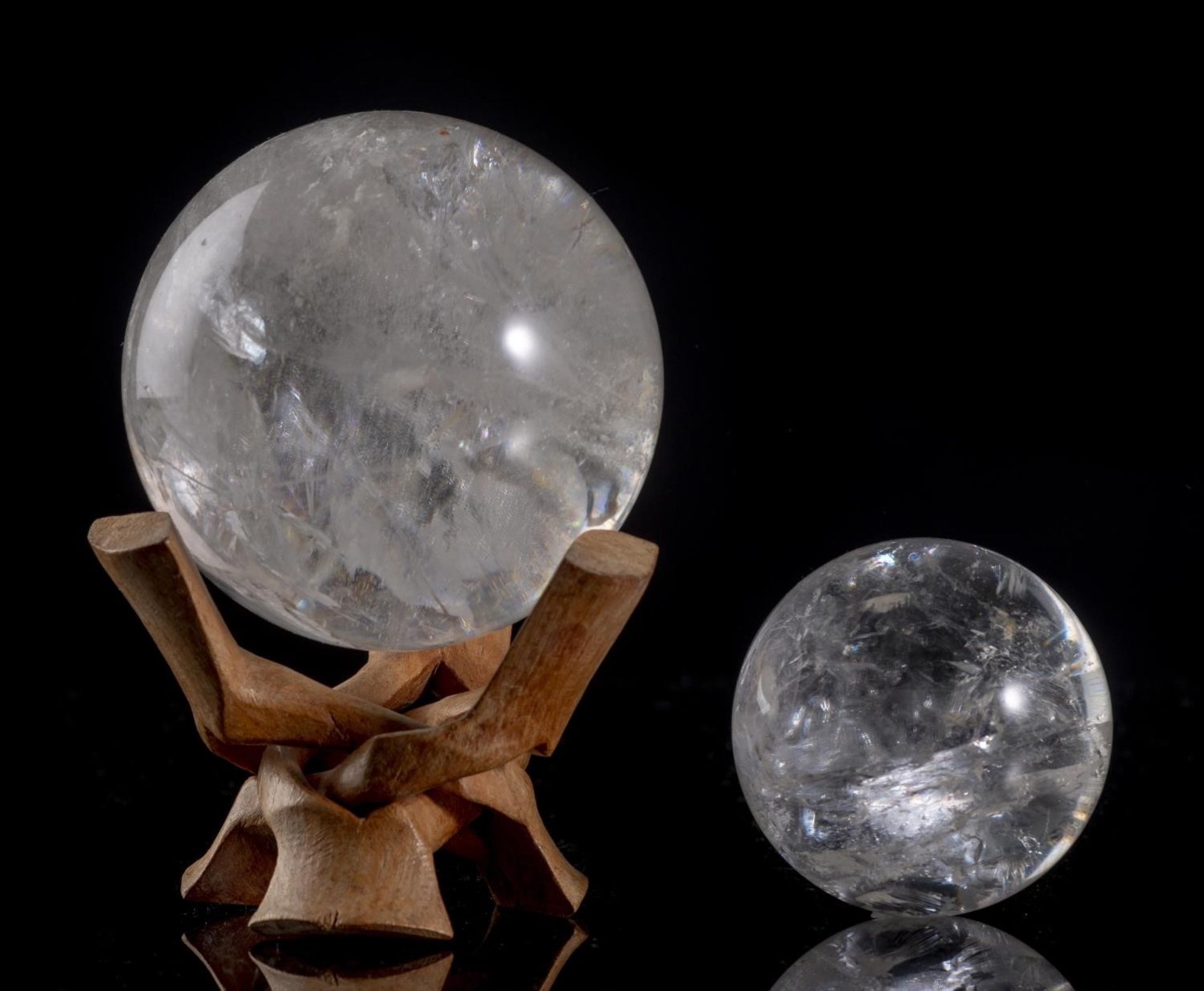 Deux boules de cristal de roche. D. 6 & D. 8 cm -