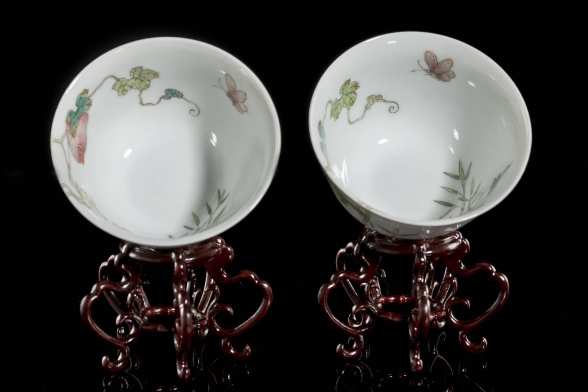 Paire de bols en porcelaine de Chine à décor en famille rose de fleurs, fruits, [...] - Bild 4 aus 8