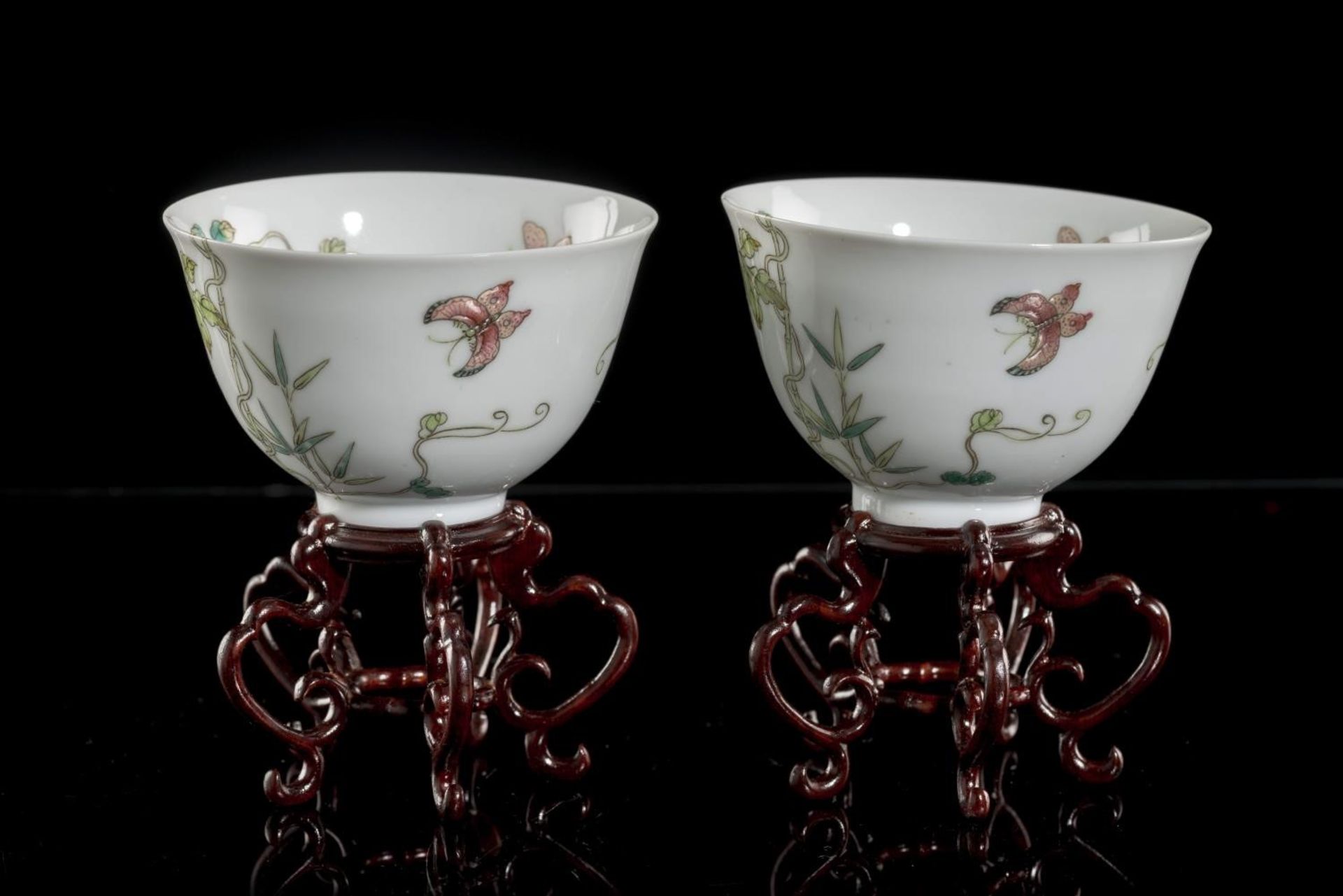 Paire de bols en porcelaine de Chine à décor en famille rose de fleurs, fruits, [...] - Bild 8 aus 8