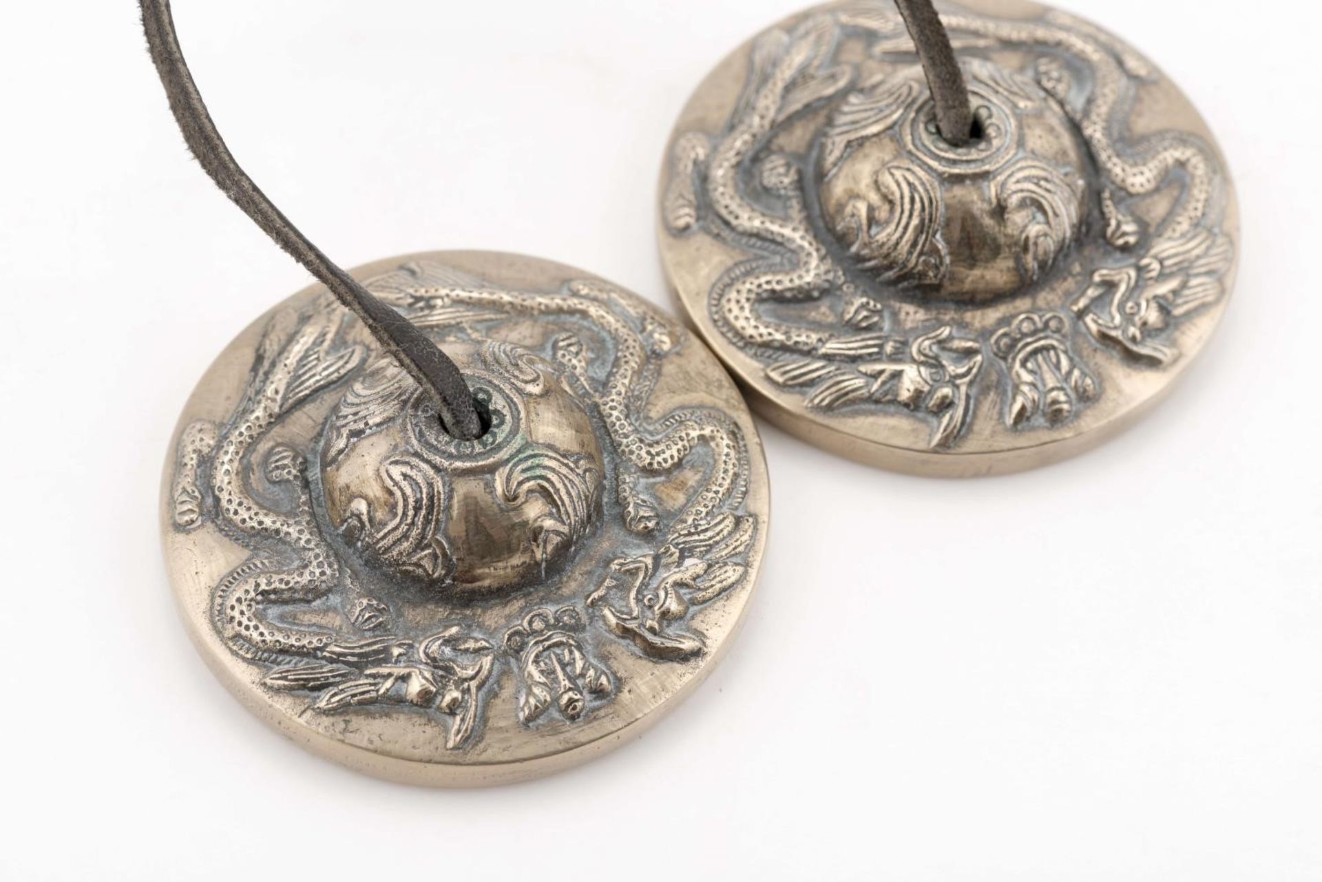 2 cloches et 2 gongs à main du Tibet. H. 19 - 16 - Diam. 7.2 & 8.8 cm. - - Bild 6 aus 6
