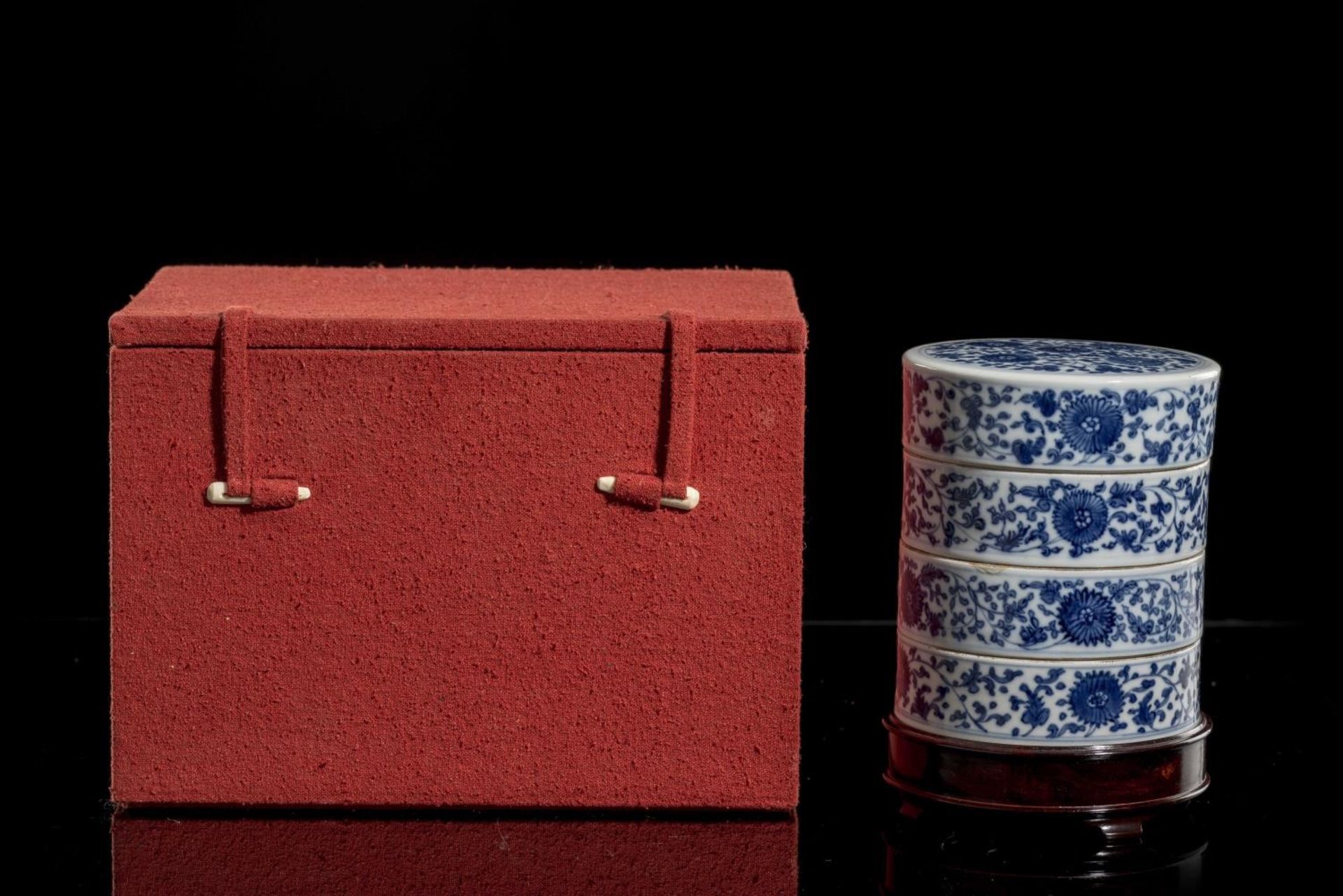 Boîte cylindrique en porcelaine de Chine à 4 compartiments à décor en bleu et [...] - Bild 6 aus 6
