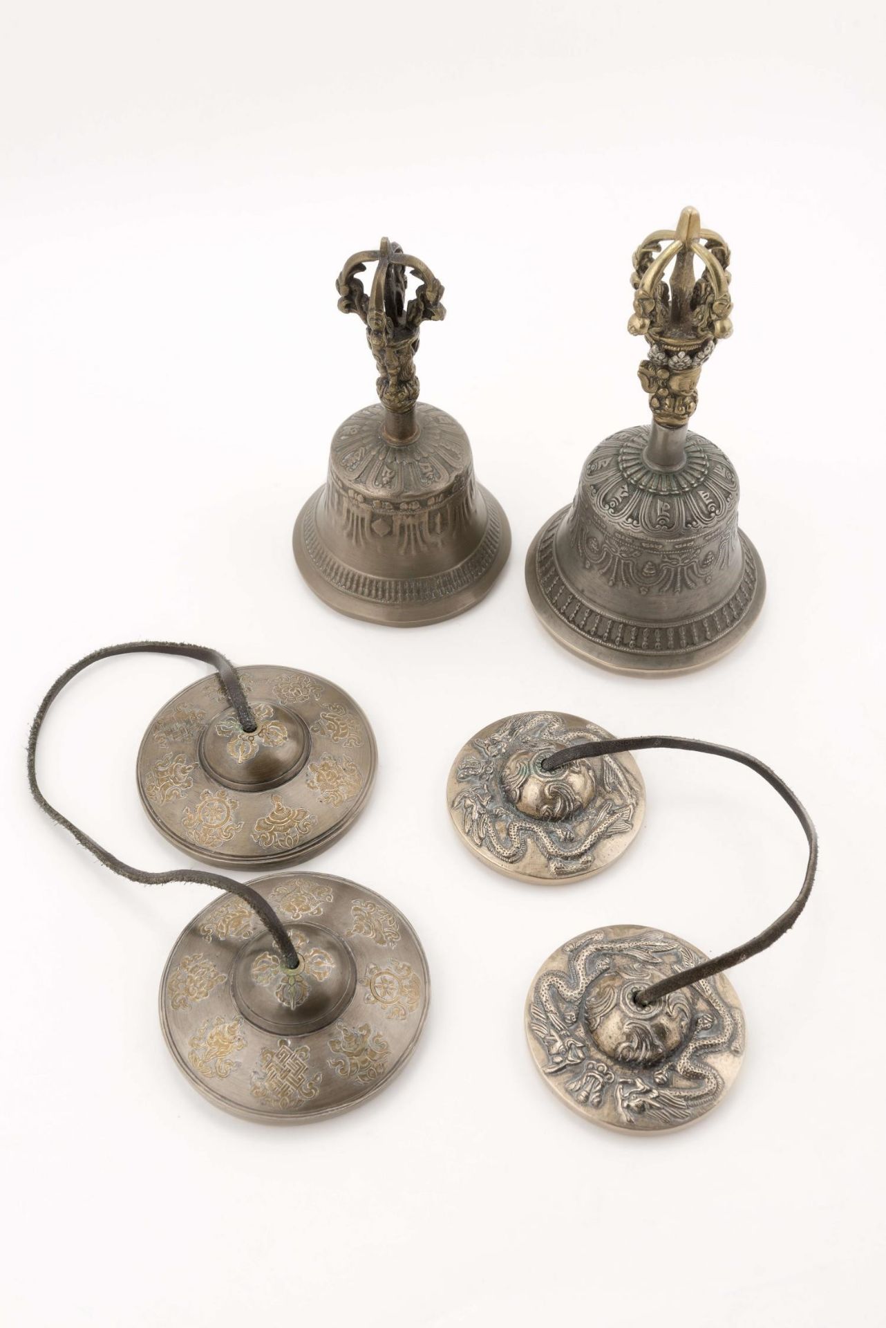 2 cloches et 2 gongs à main du Tibet. H. 19 - 16 - Diam. 7.2 & 8.8 cm. -