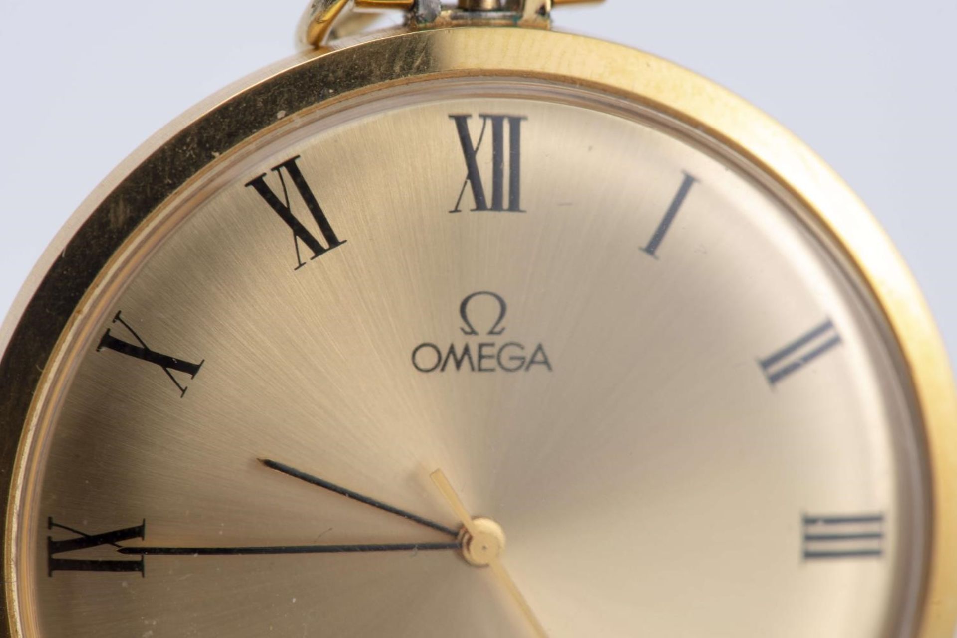 Omega, modèle "de Ville", montre de poche plaquée or, mvt mécanique, cadran doré [...] - Bild 2 aus 3