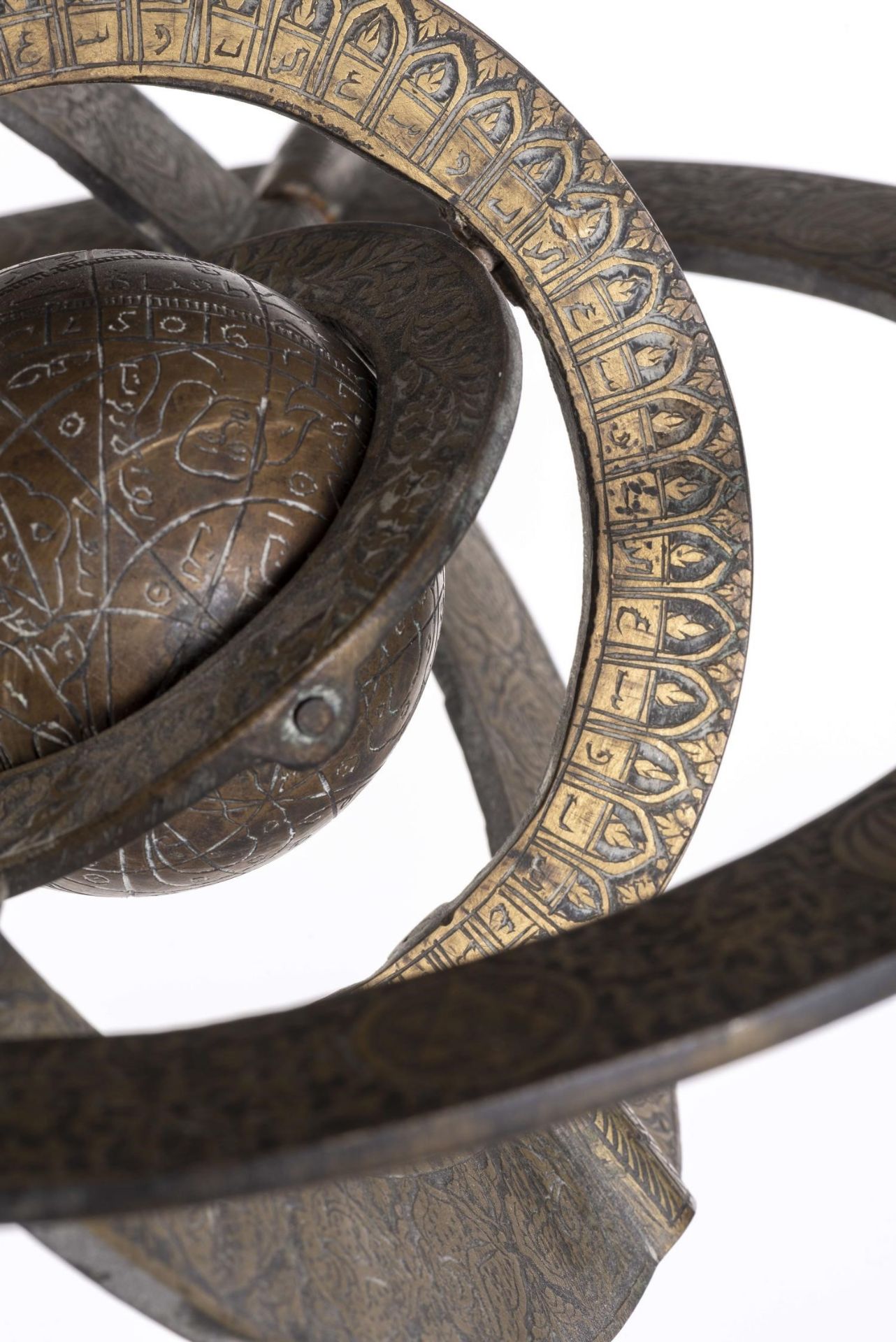 Sphère armillaire à 5 anneaux et une boule du Moyen-Orient en bronze H. 47 cm Dia. [...] - Bild 4 aus 7
