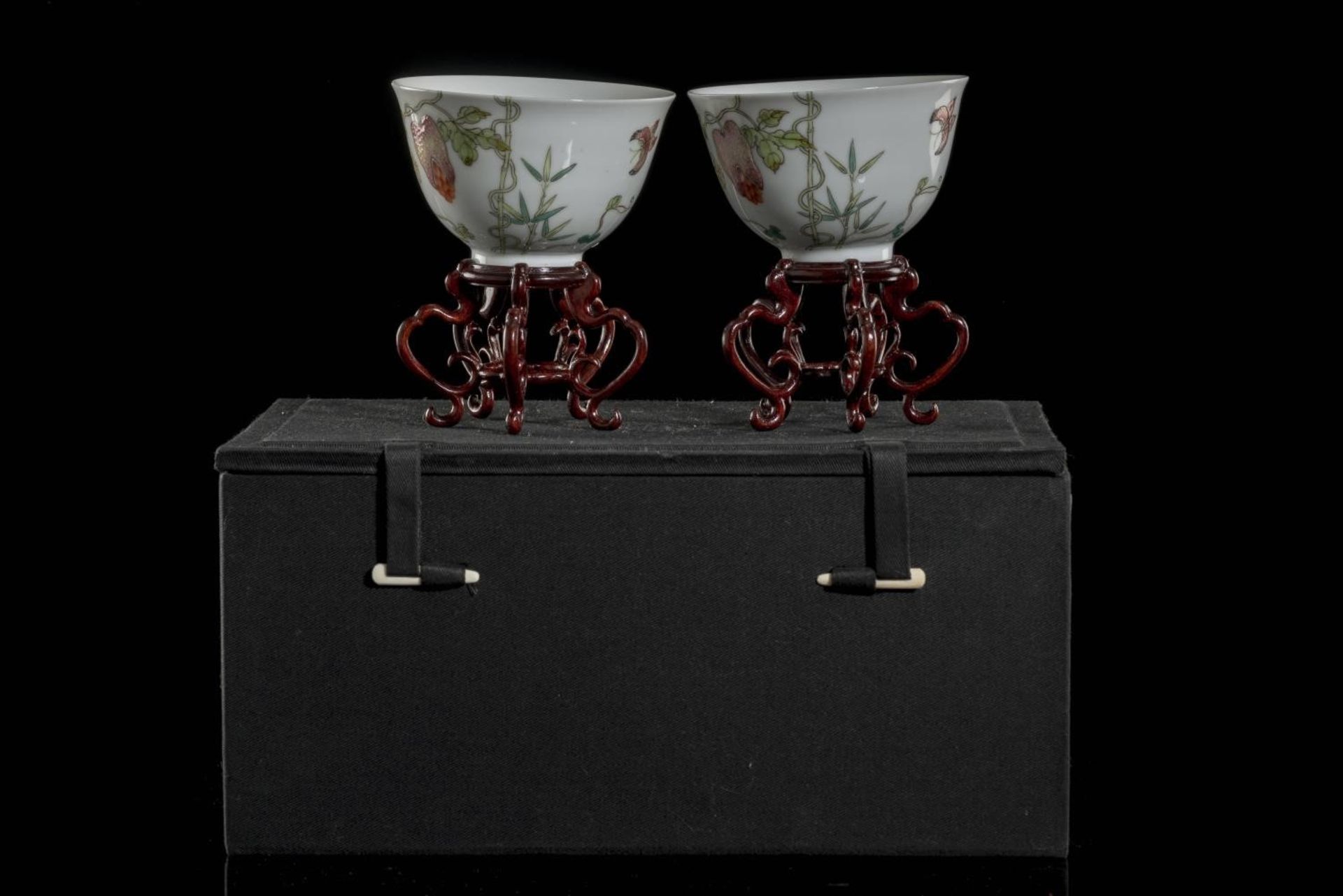 Paire de bols en porcelaine de Chine à décor en famille rose de fleurs, fruits, [...] - Bild 7 aus 8