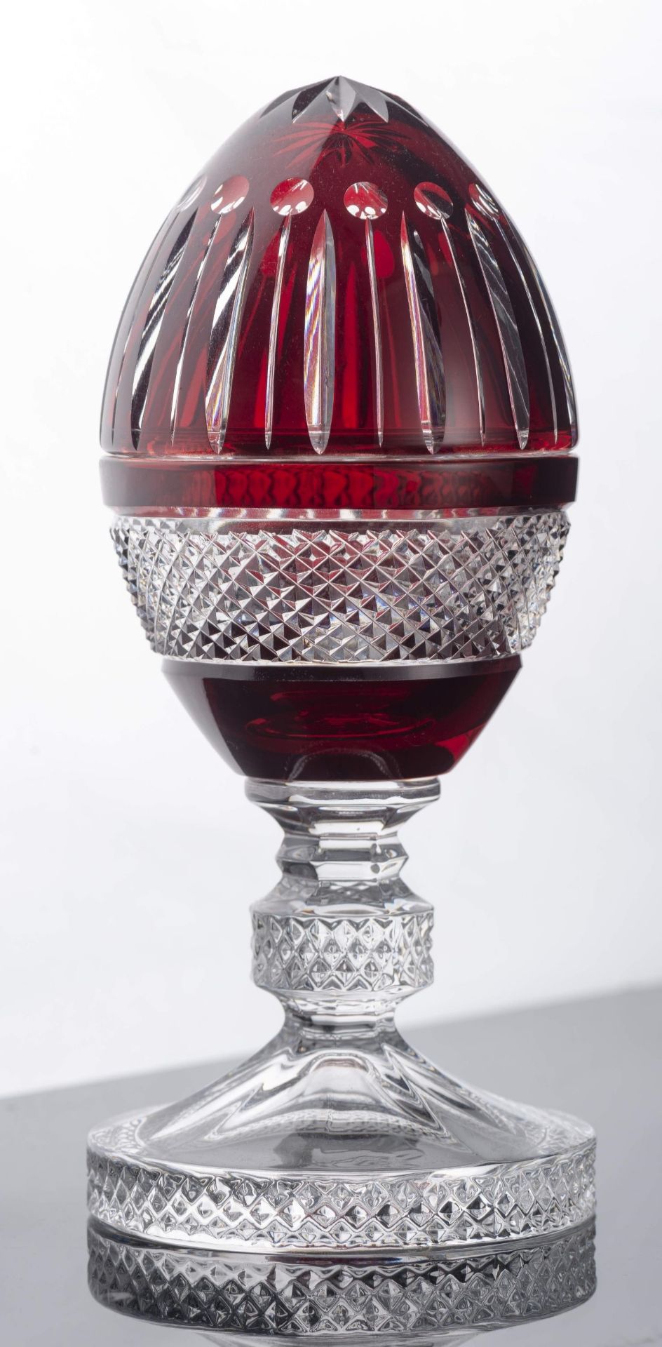 Maison Tatiana Fabergé, oeuf en cristal taillé et teinté rouge s'ouvrant en deux [...]