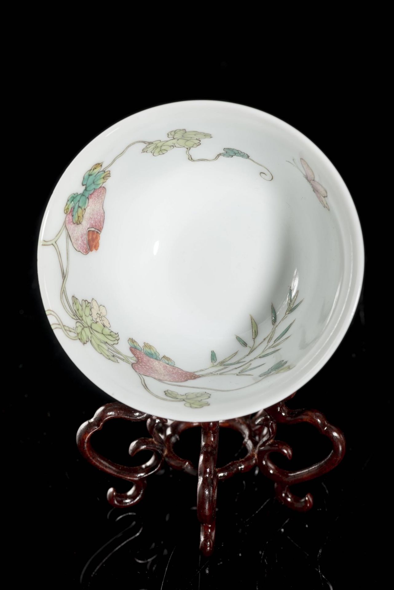 Paire de bols en porcelaine de Chine à décor en famille rose de fleurs, fruits, [...] - Bild 5 aus 8