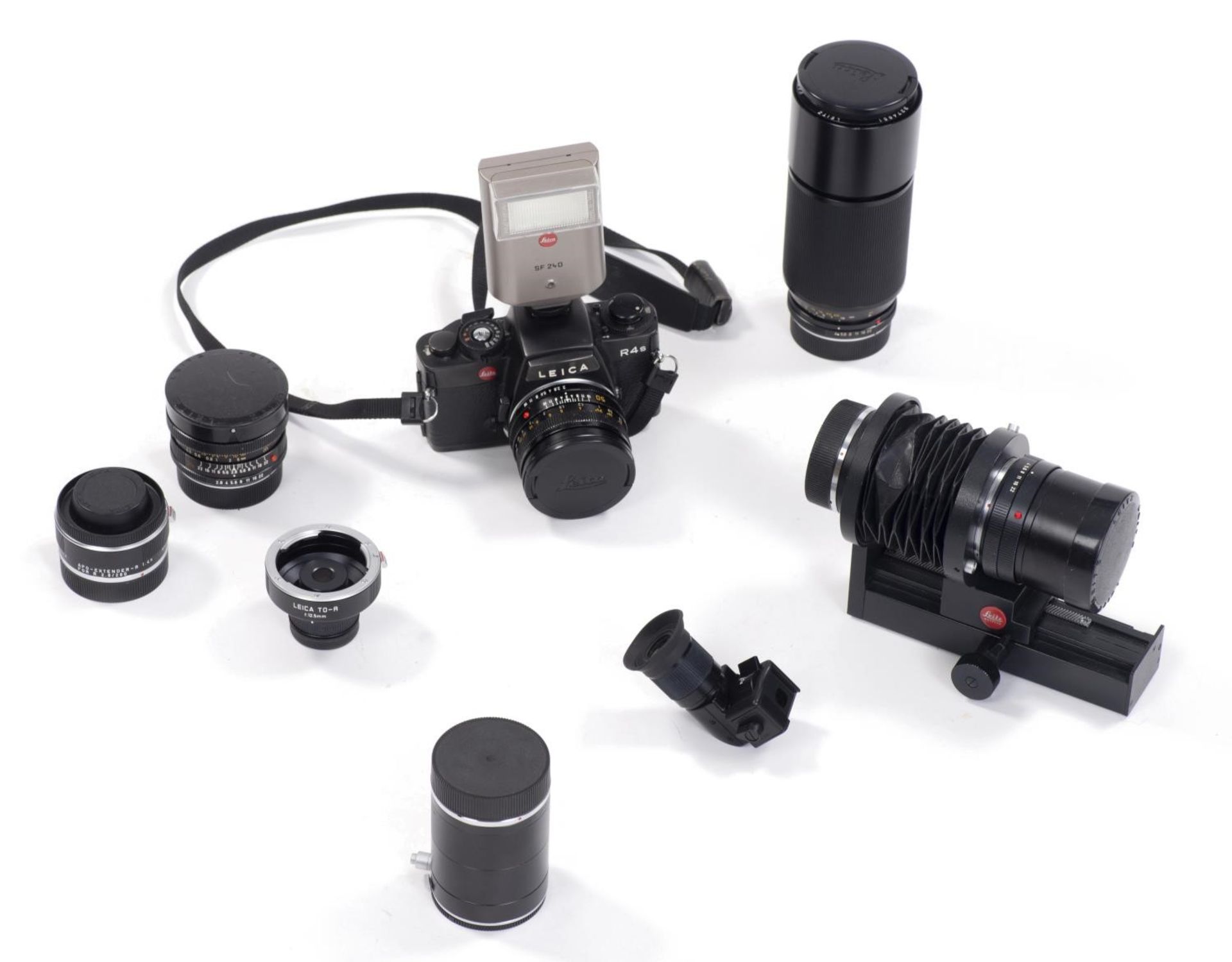1 appareil Leica R4 avec 1 50mm, 70-210mm, 24mm, 1 bague de rallonge, 1 viseur pour [...]