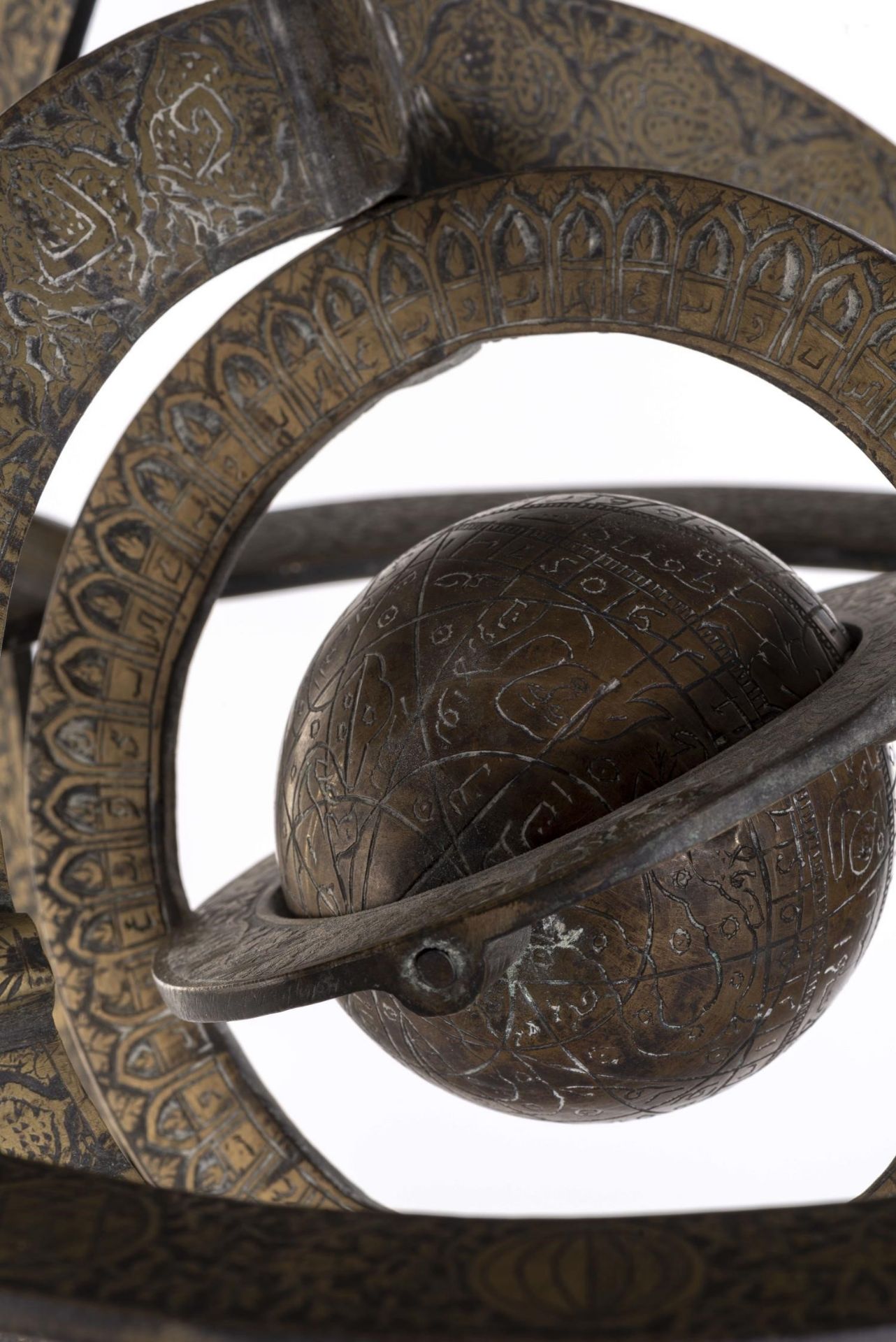 Sphère armillaire à 5 anneaux et une boule du Moyen-Orient en bronze H. 47 cm Dia. [...] - Bild 2 aus 7
