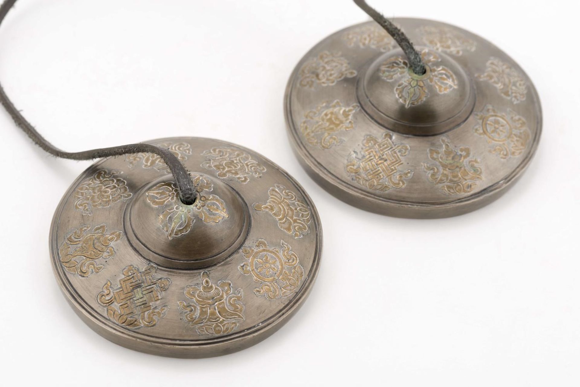 2 cloches et 2 gongs à main du Tibet. H. 19 - 16 - Diam. 7.2 & 8.8 cm. - - Bild 5 aus 6