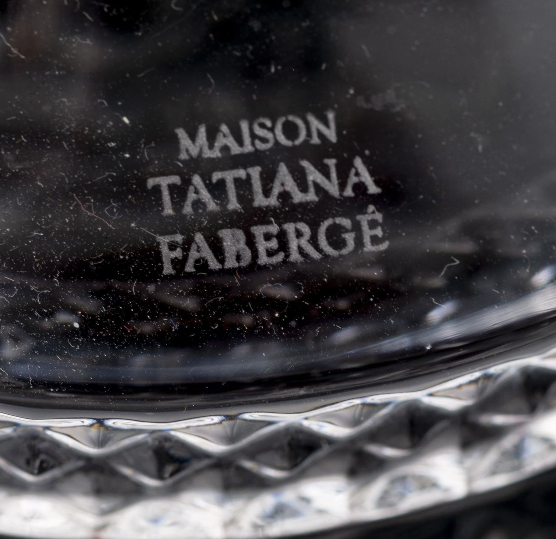 Maison Tatiana Fabergé, oeuf en cristal taillé et teinté rouge s'ouvrant en deux [...] - Image 5 of 6