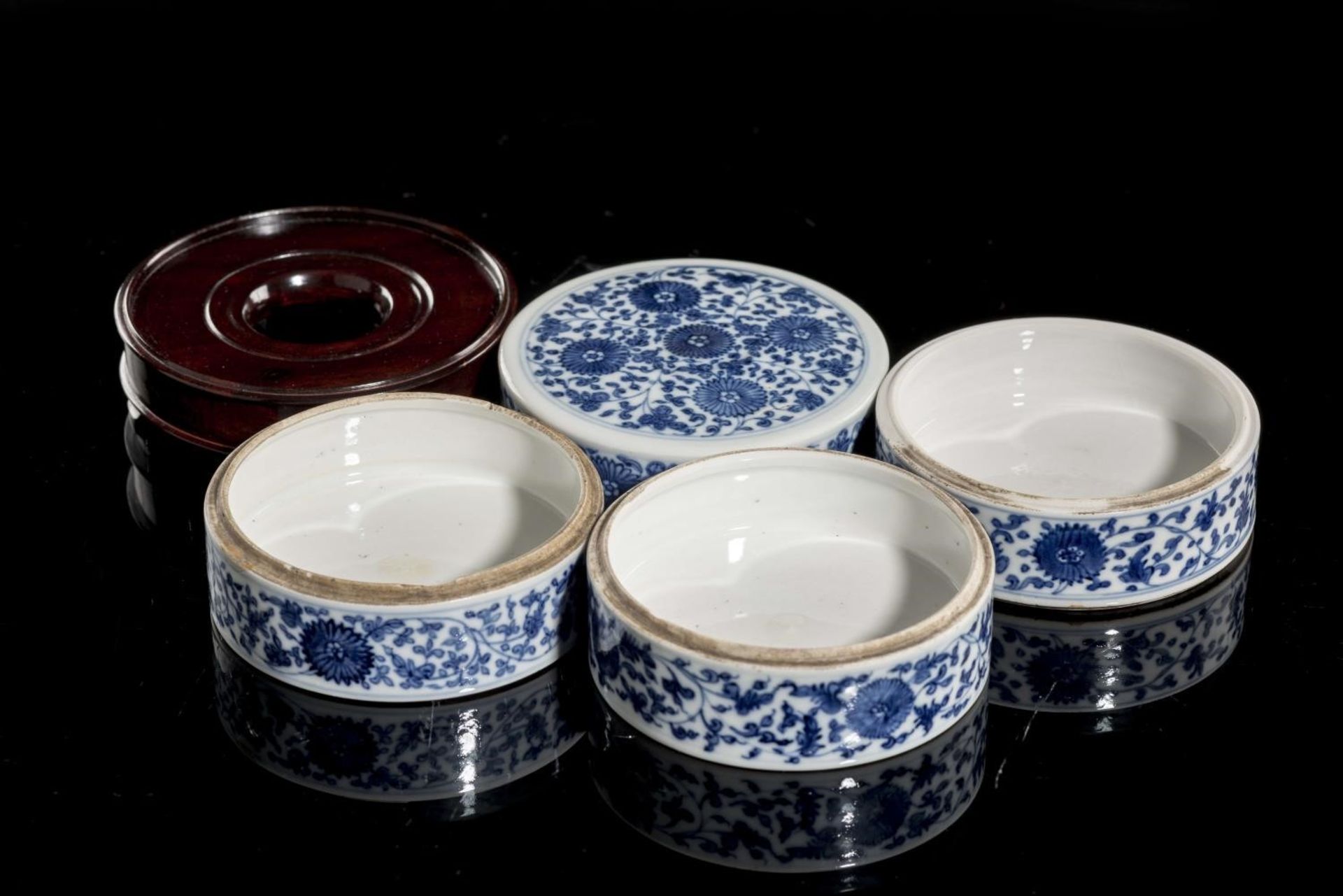 Boîte cylindrique en porcelaine de Chine à 4 compartiments à décor en bleu et [...] - Bild 4 aus 6