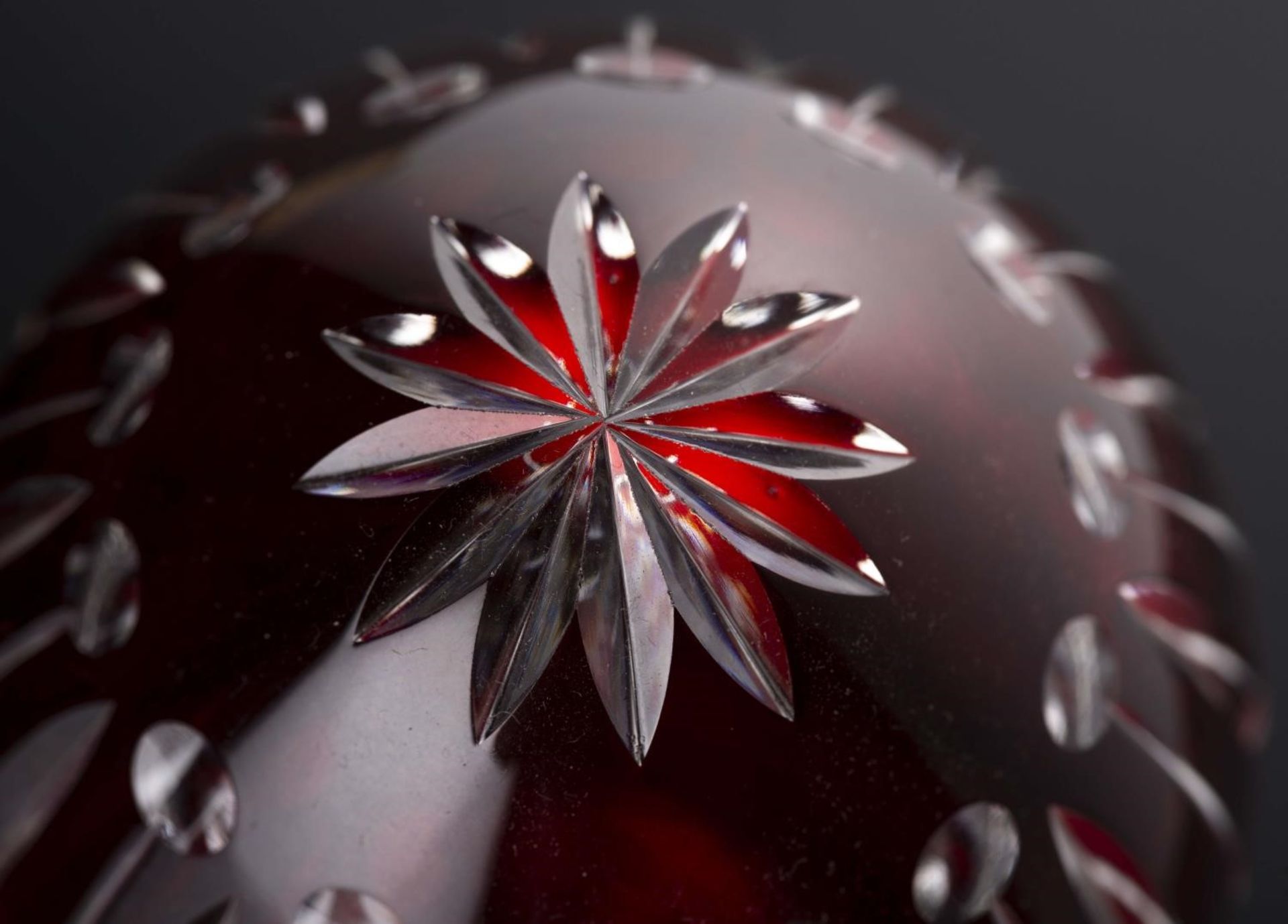 Maison Tatiana Fabergé, oeuf en cristal taillé et teinté rouge s'ouvrant en deux [...] - Image 6 of 6