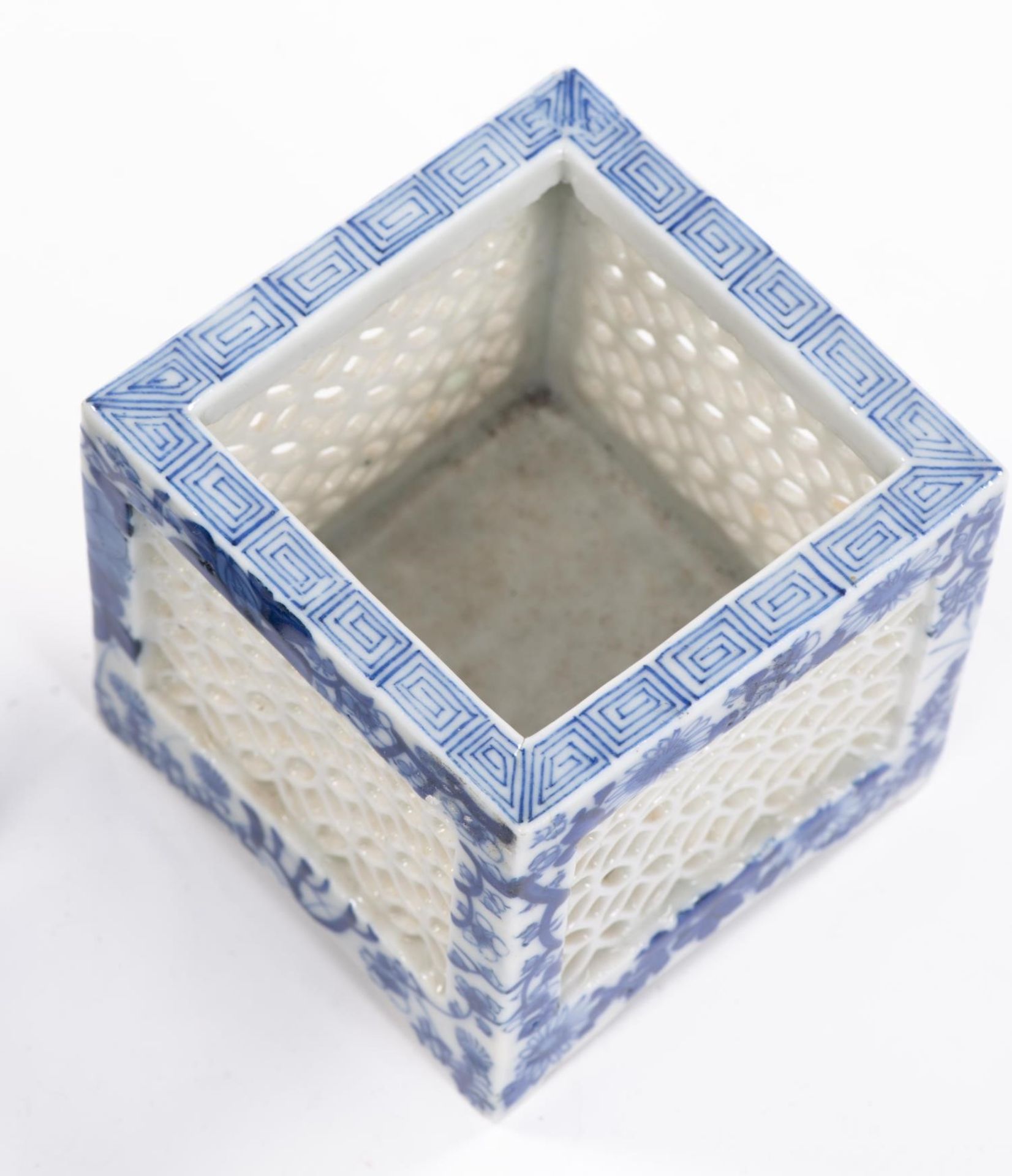 Paire de cache-pots quadrangulaires en porcelaine de Chine ajourée, à décor en [...] - Bild 2 aus 3