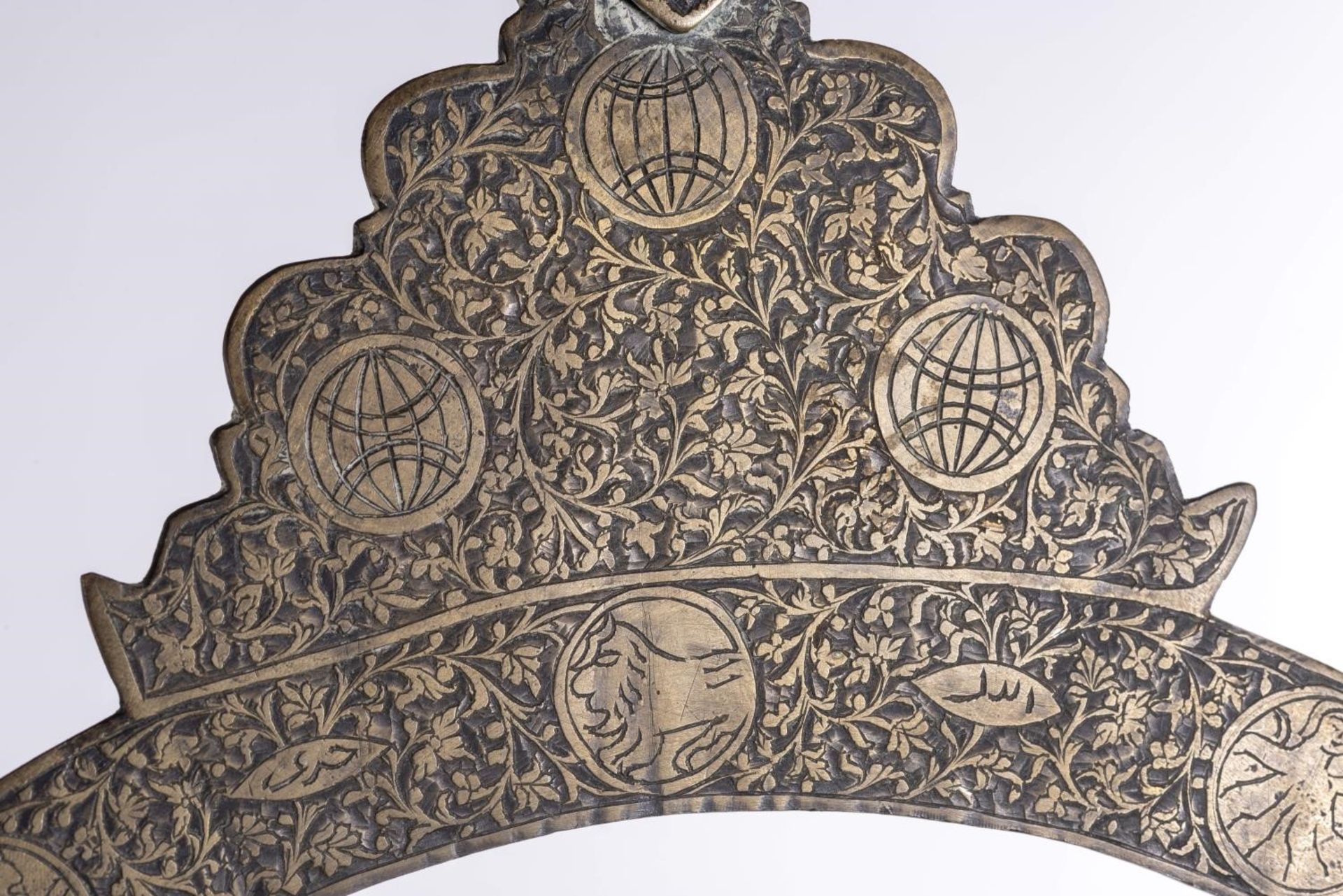 Sphère armillaire à 5 anneaux et une boule du Moyen-Orient en bronze H. 47 cm Dia. [...] - Bild 5 aus 7