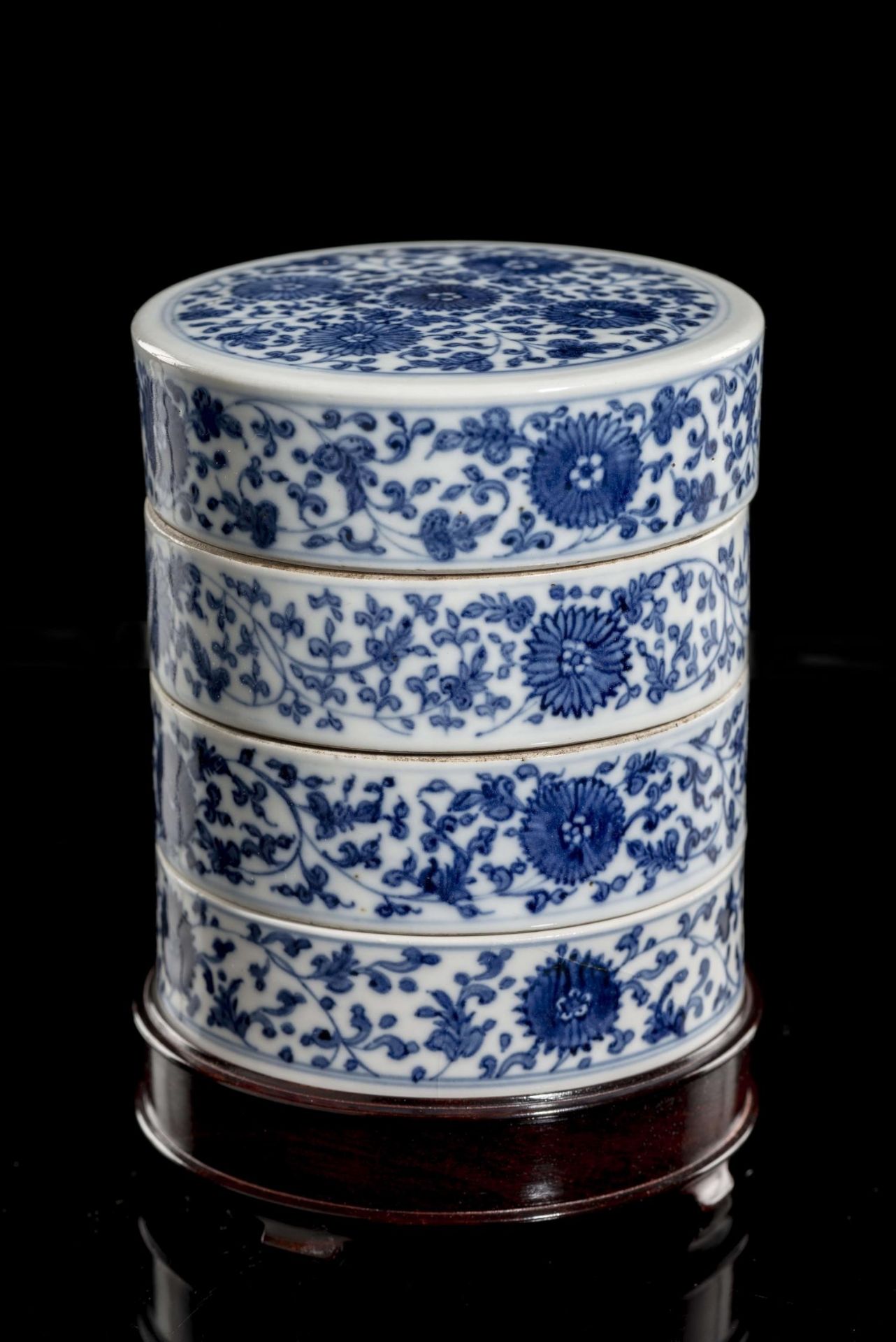 Boîte cylindrique en porcelaine de Chine à 4 compartiments à décor en bleu et [...]