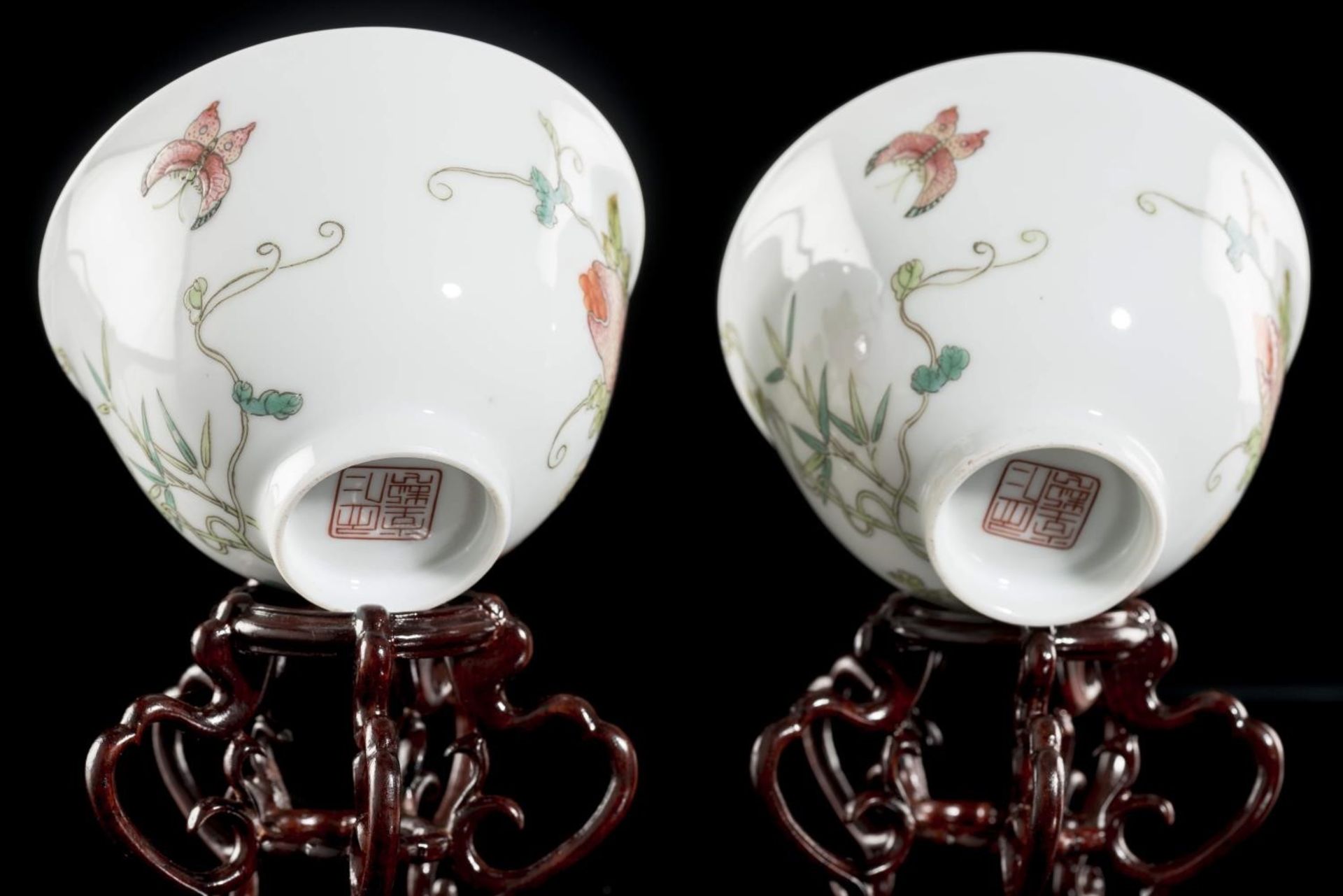 Paire de bols en porcelaine de Chine à décor en famille rose de fleurs, fruits, [...] - Bild 6 aus 8