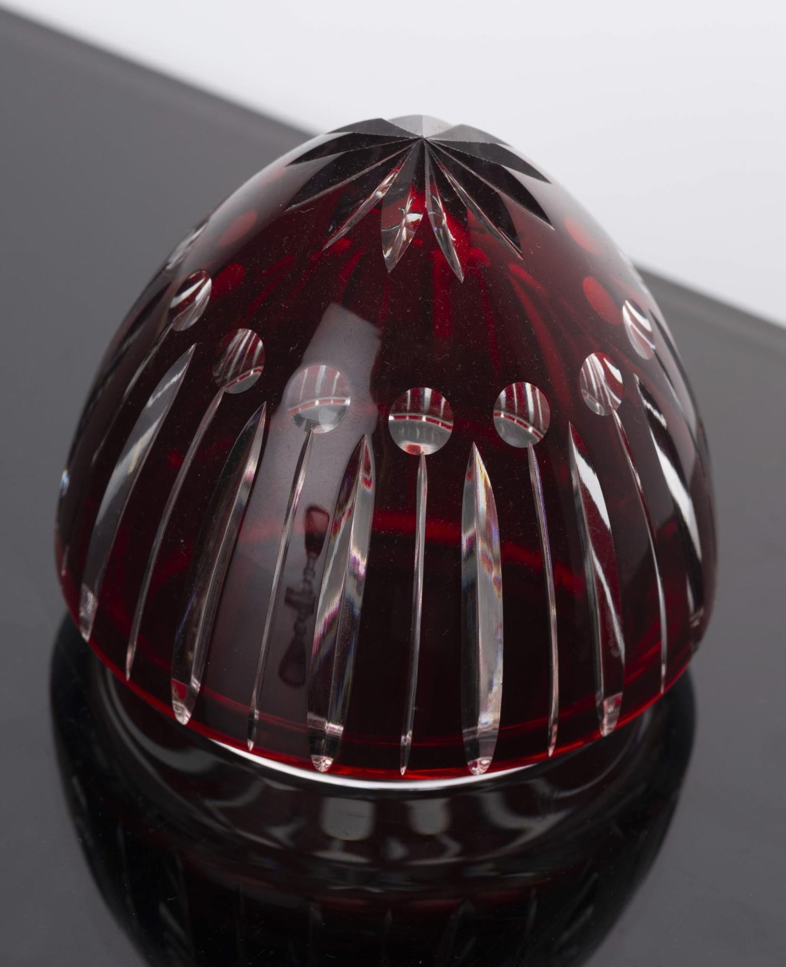 Maison Tatiana Fabergé, oeuf en cristal taillé et teinté rouge s'ouvrant en deux [...] - Image 3 of 6