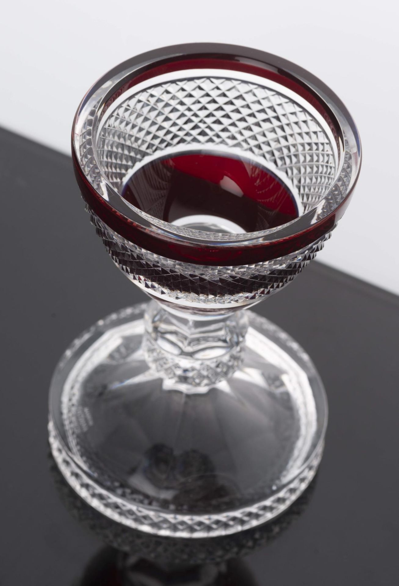 Maison Tatiana Fabergé, oeuf en cristal taillé et teinté rouge s'ouvrant en deux [...] - Image 4 of 6