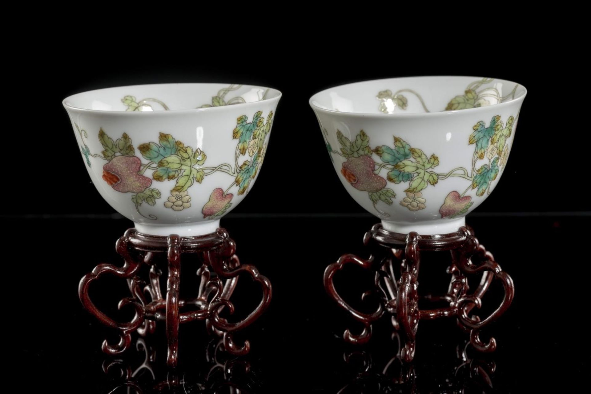 Paire de bols en porcelaine de Chine à décor en famille rose de fleurs, fruits, [...] - Bild 2 aus 8