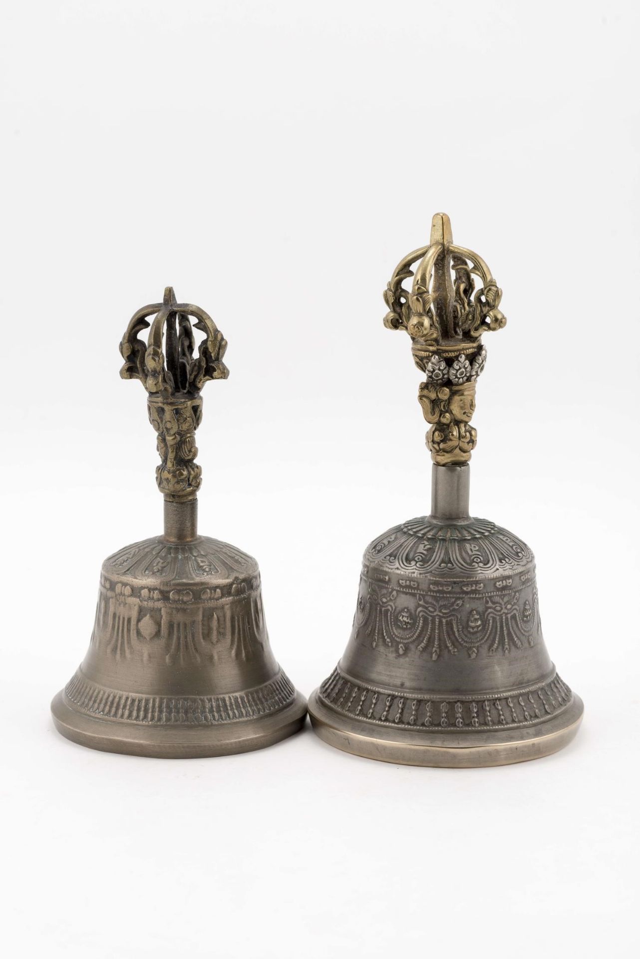 2 cloches et 2 gongs à main du Tibet. H. 19 - 16 - Diam. 7.2 & 8.8 cm. - - Bild 2 aus 6