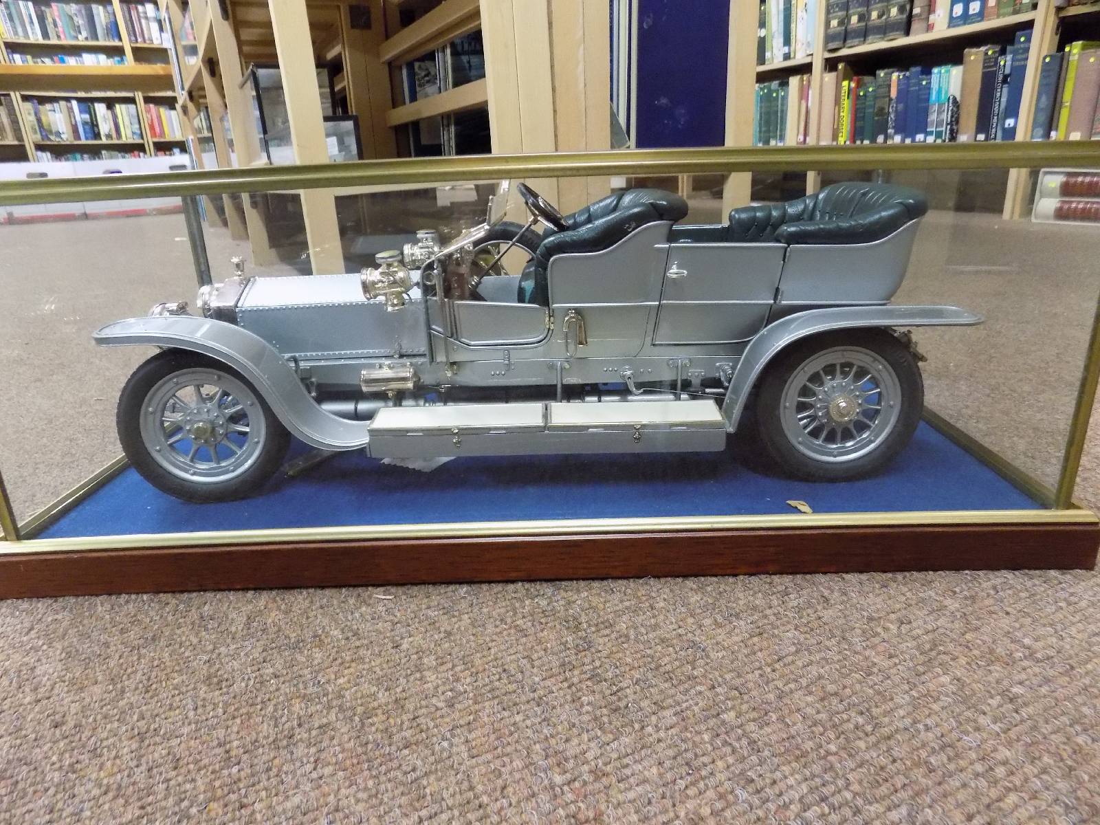 *Rolls Royce. Silver Ghost model by Franklin Mint, 1:12 scale, in glass display case, 16cm high x - Image 5 of 8