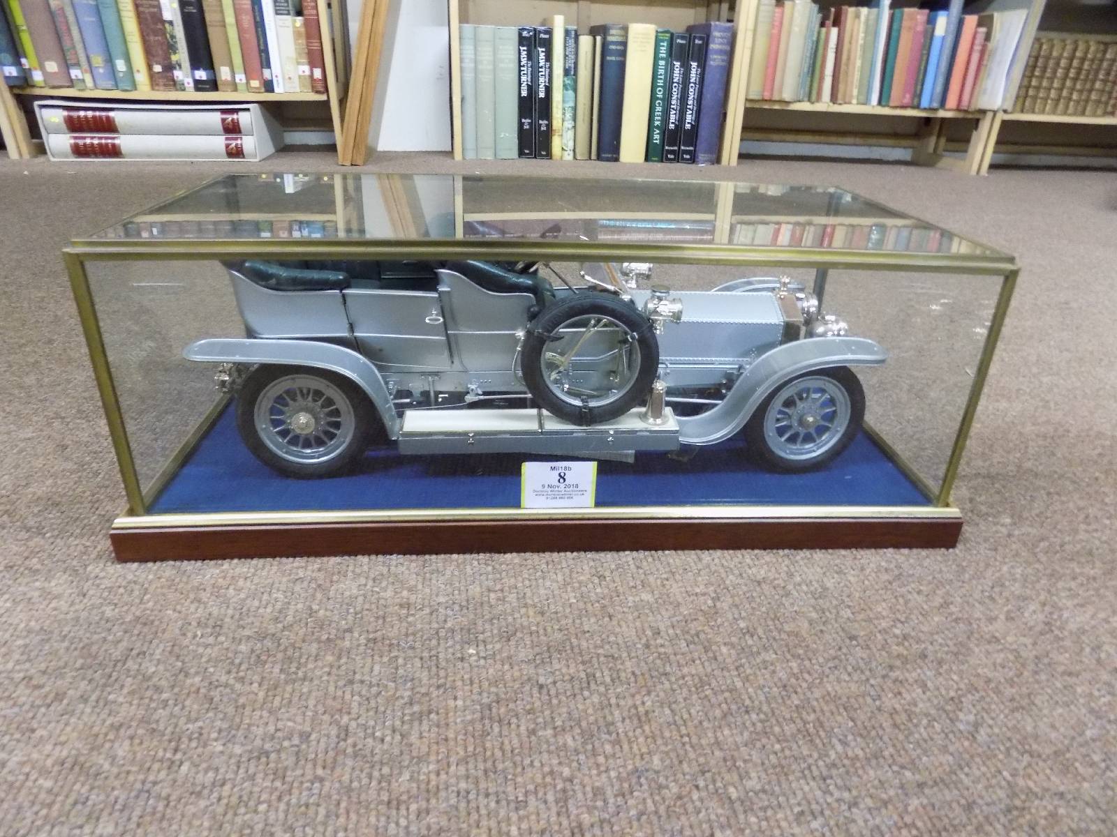 *Rolls Royce. Silver Ghost model by Franklin Mint, 1:12 scale, in glass display case, 16cm high x - Image 2 of 8