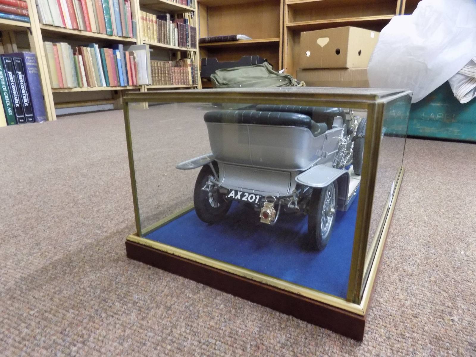 *Rolls Royce. Silver Ghost model by Franklin Mint, 1:12 scale, in glass display case, 16cm high x - Image 3 of 8