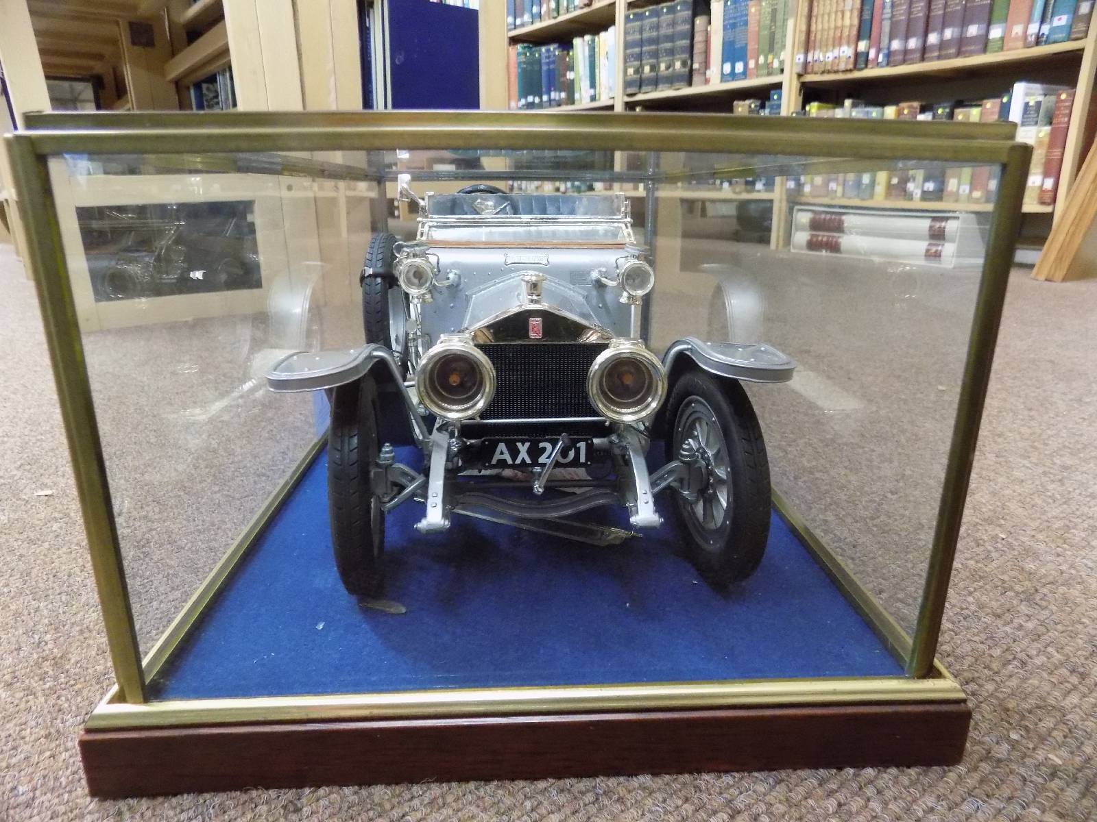 *Rolls Royce. Silver Ghost model by Franklin Mint, 1:12 scale, in glass display case, 16cm high x - Image 4 of 8